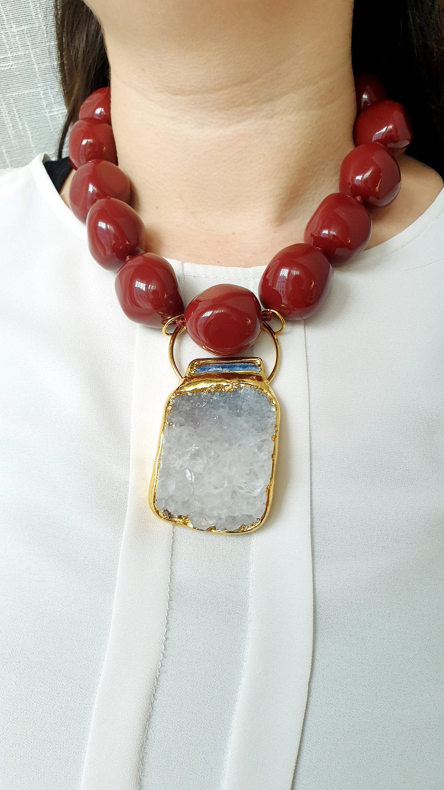 Collana in resina borgogna con grande drusa di quarzo.