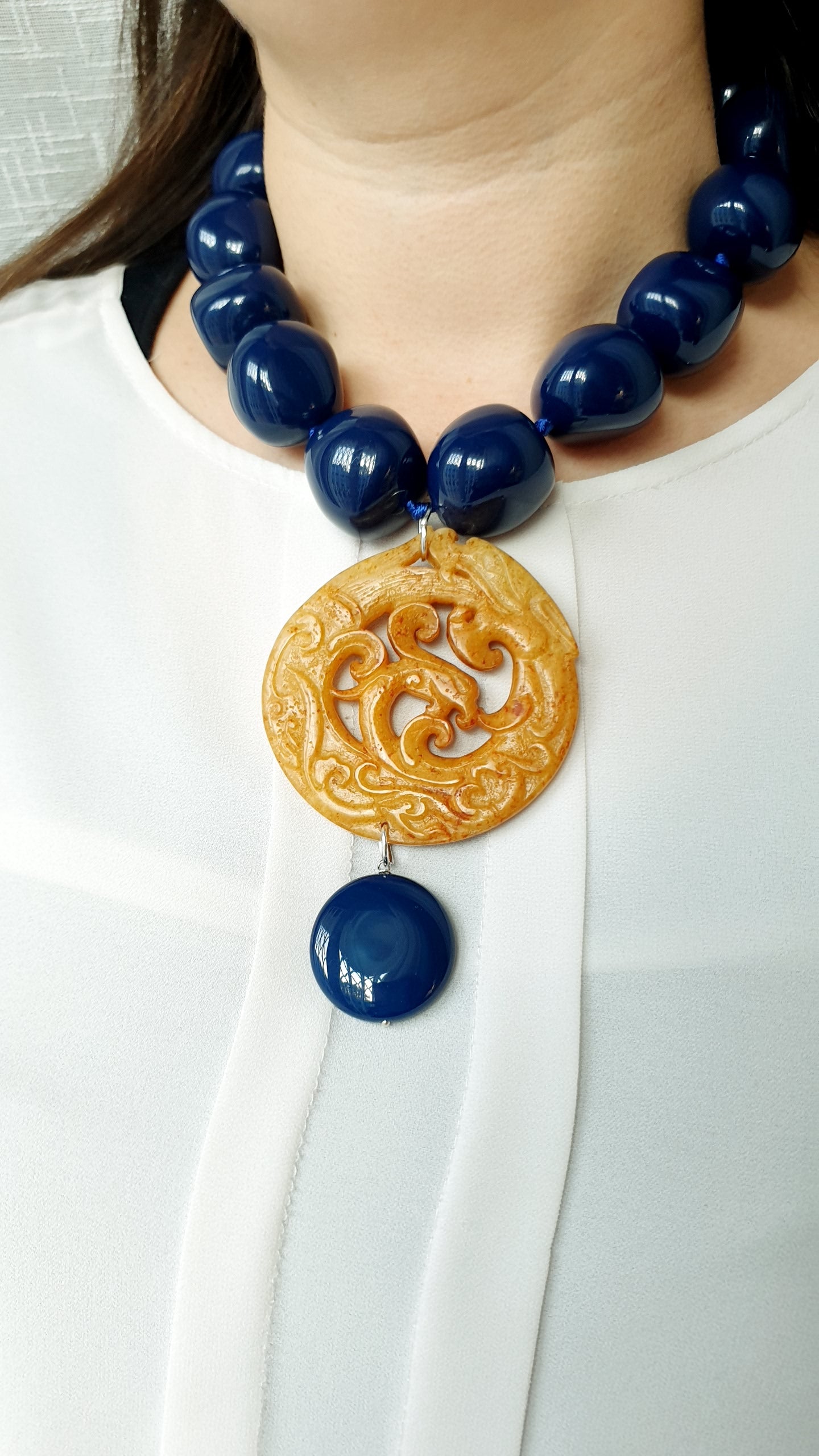 Collana in resina blu con giada intagliata e agata
