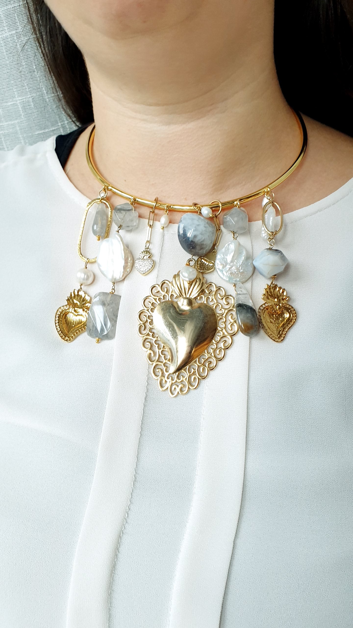 Girocollo in filo placcato oro con cuore sacro, perle e agate