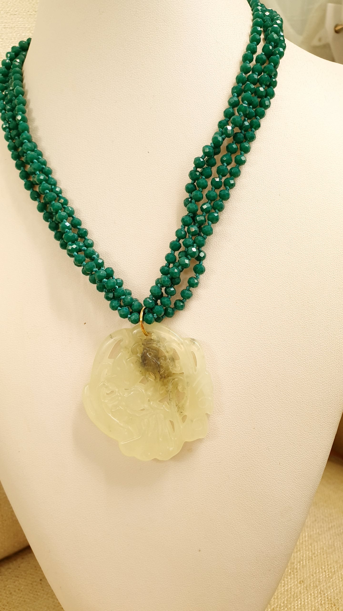 Girocollo di cristallini con giada verde intagliata