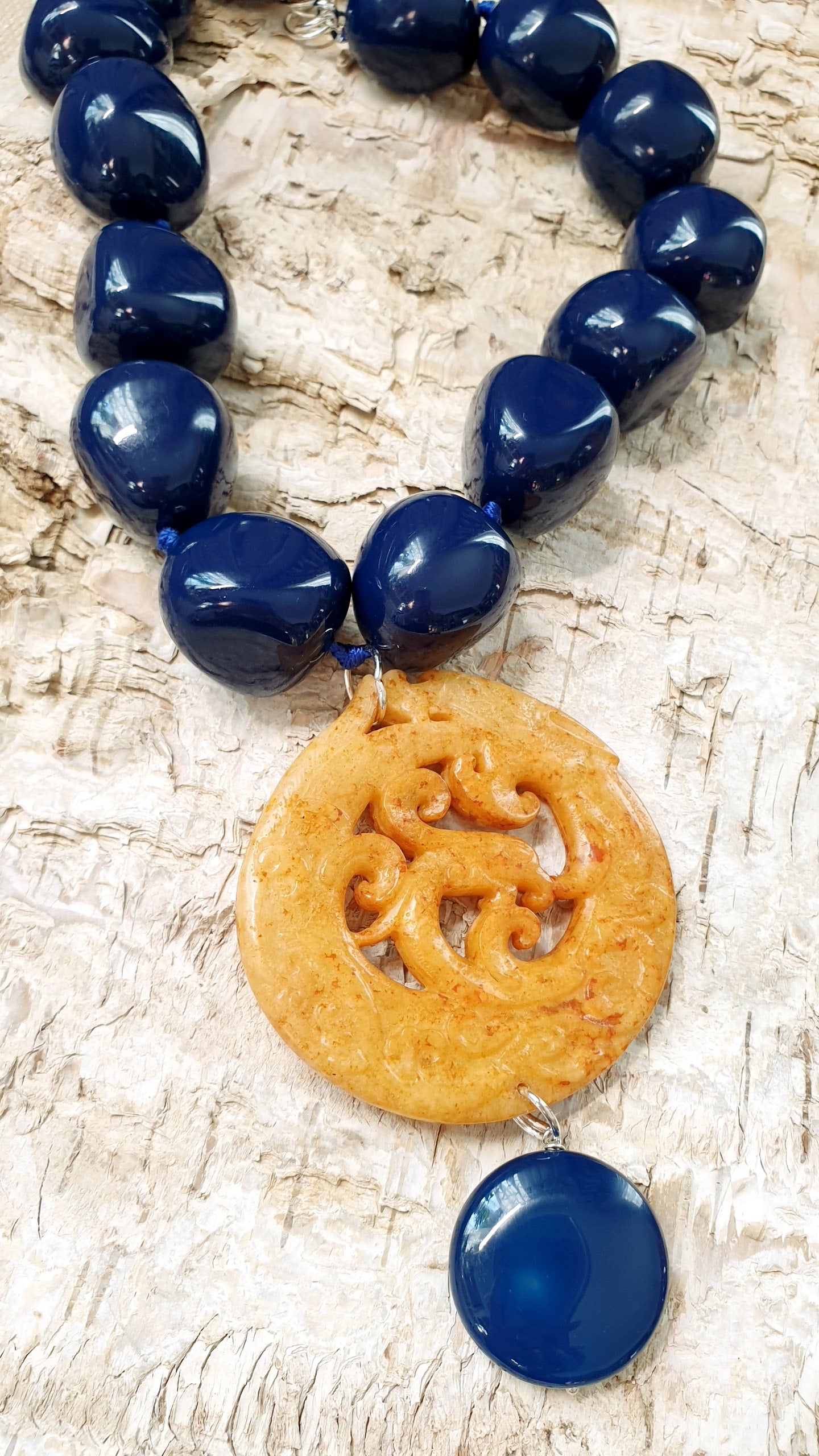 Collana in resina blu con giada intagliata e agata