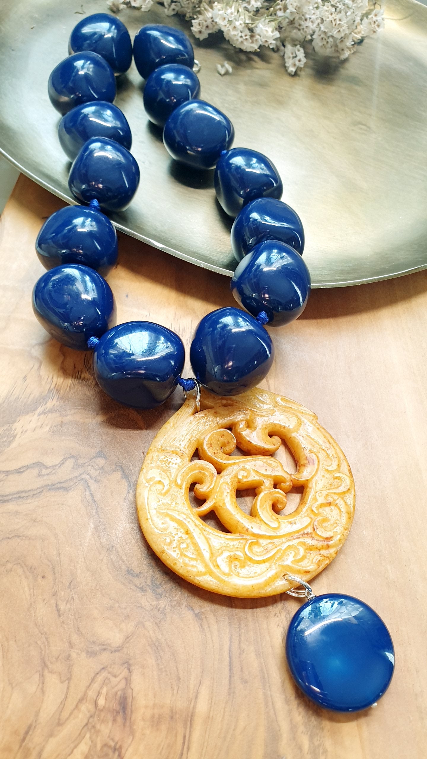 Collana in resina blu con giada intagliata e agata