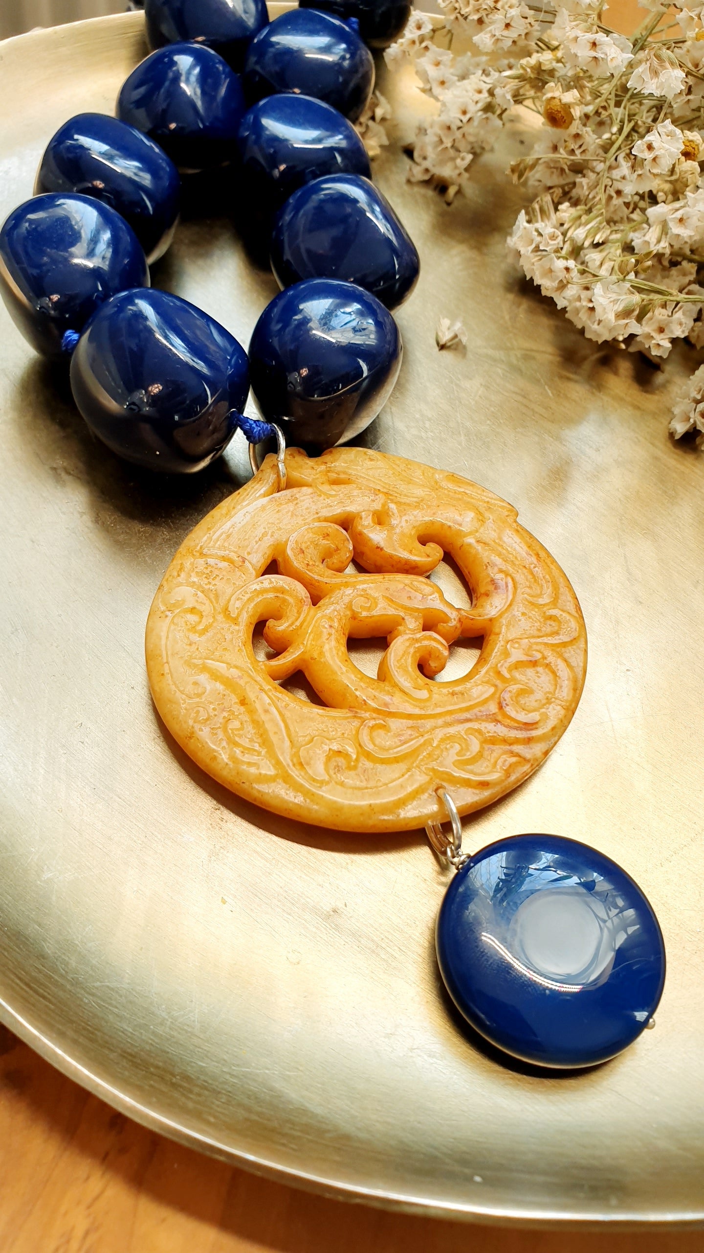 Collana in resina blu con giada intagliata e agata