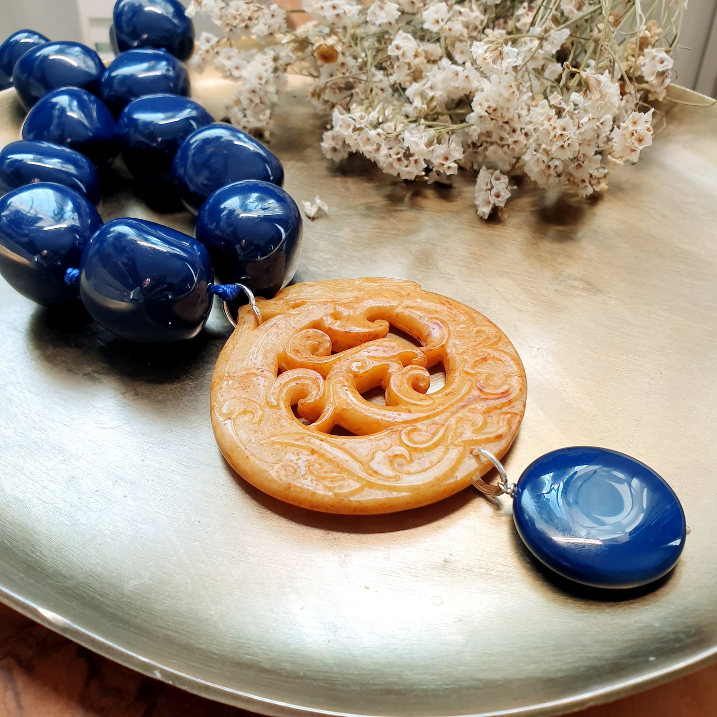 Collana in resina blu con giada intagliata e agata