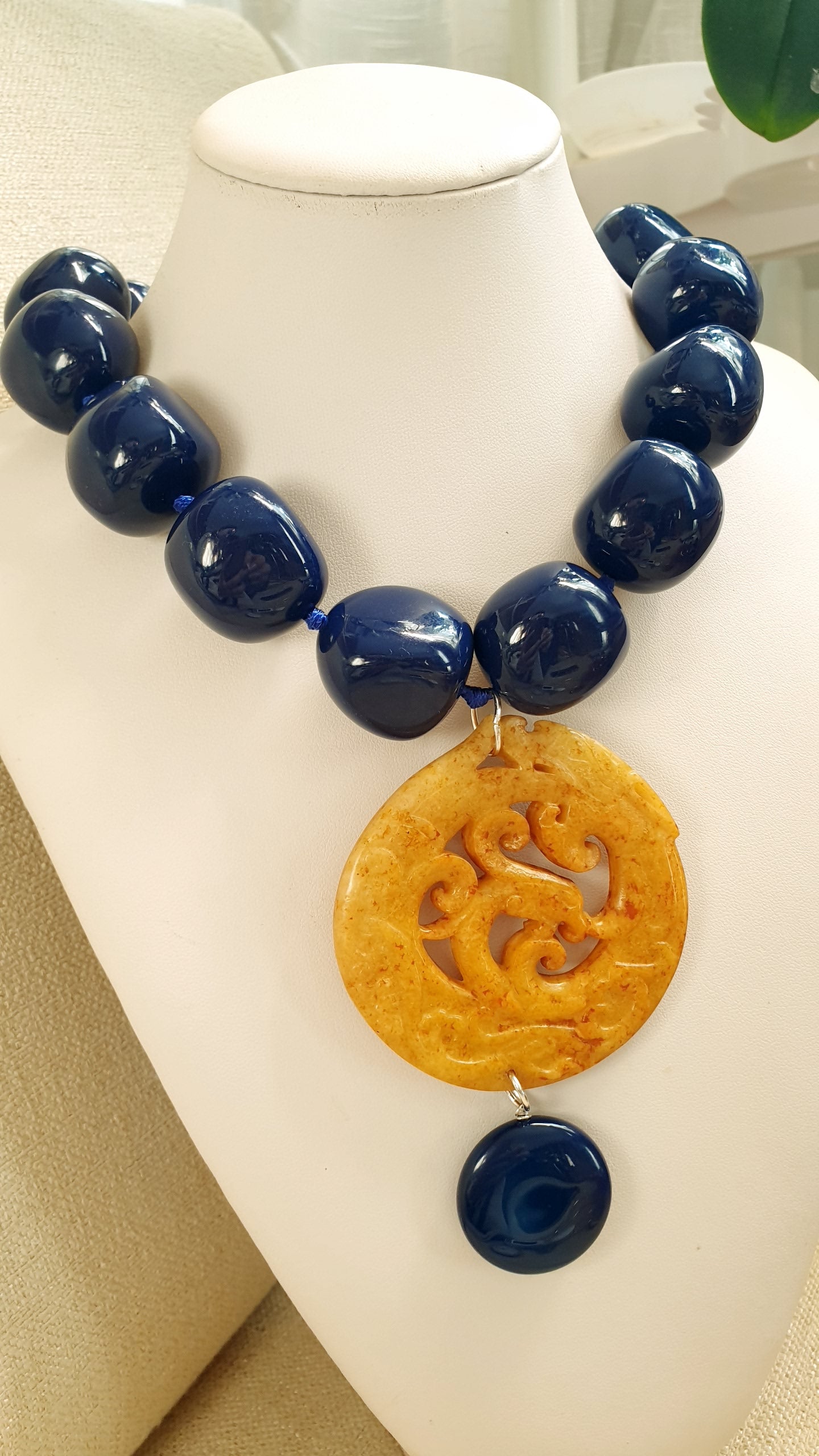 Collana in resina blu con giada intagliata e agata