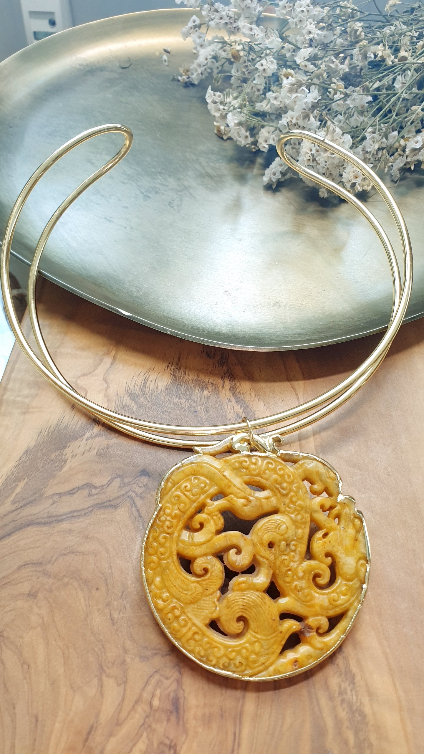 Girocollo in ottone con giada intagliata