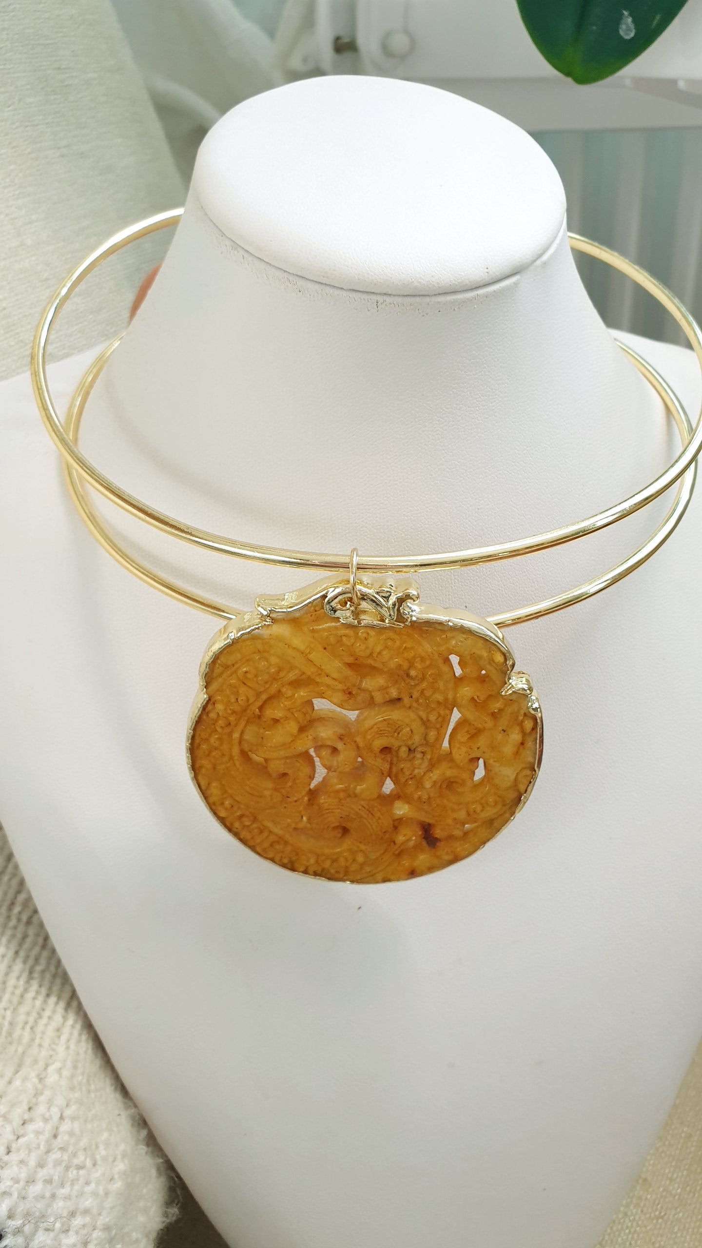 Girocollo in ottone con giada intagliata