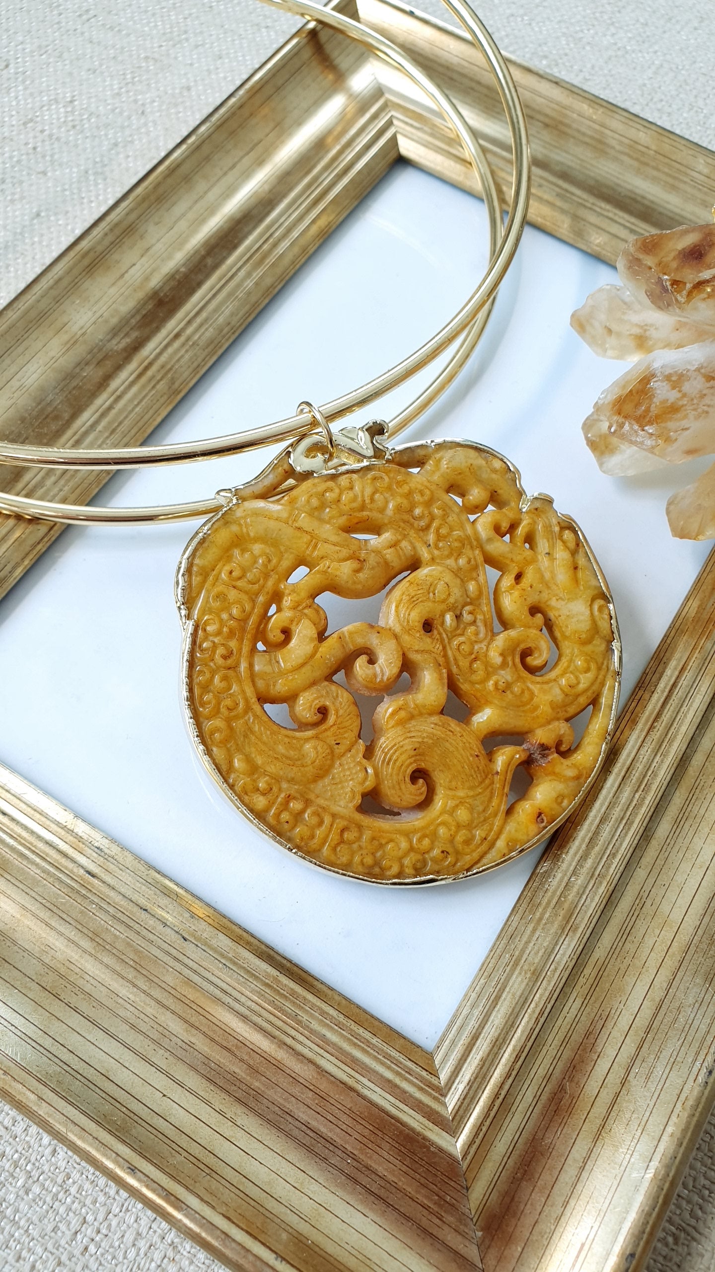 Girocollo in ottone con giada intagliata
