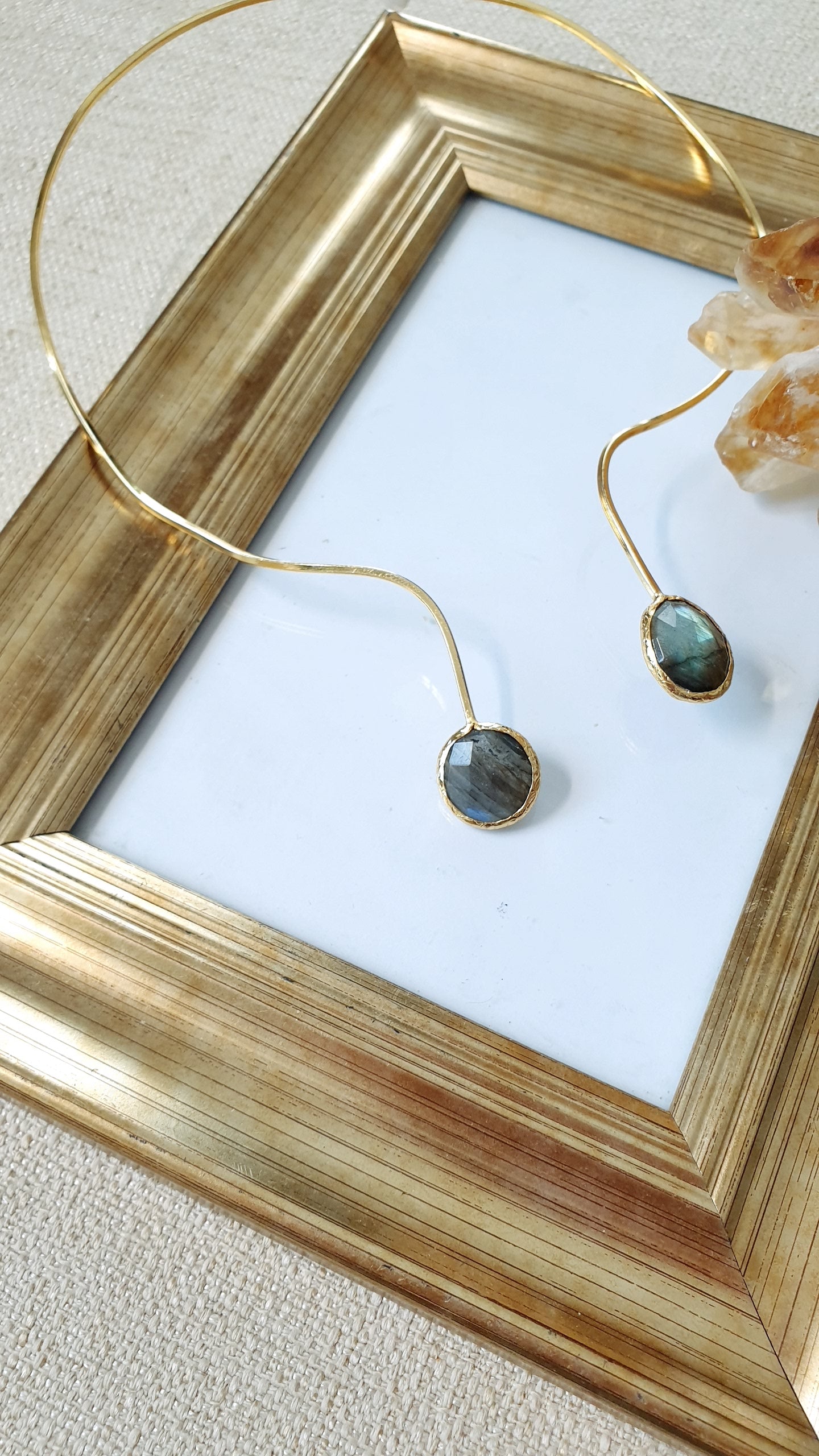 Girocollo in ottone con labradorite.
