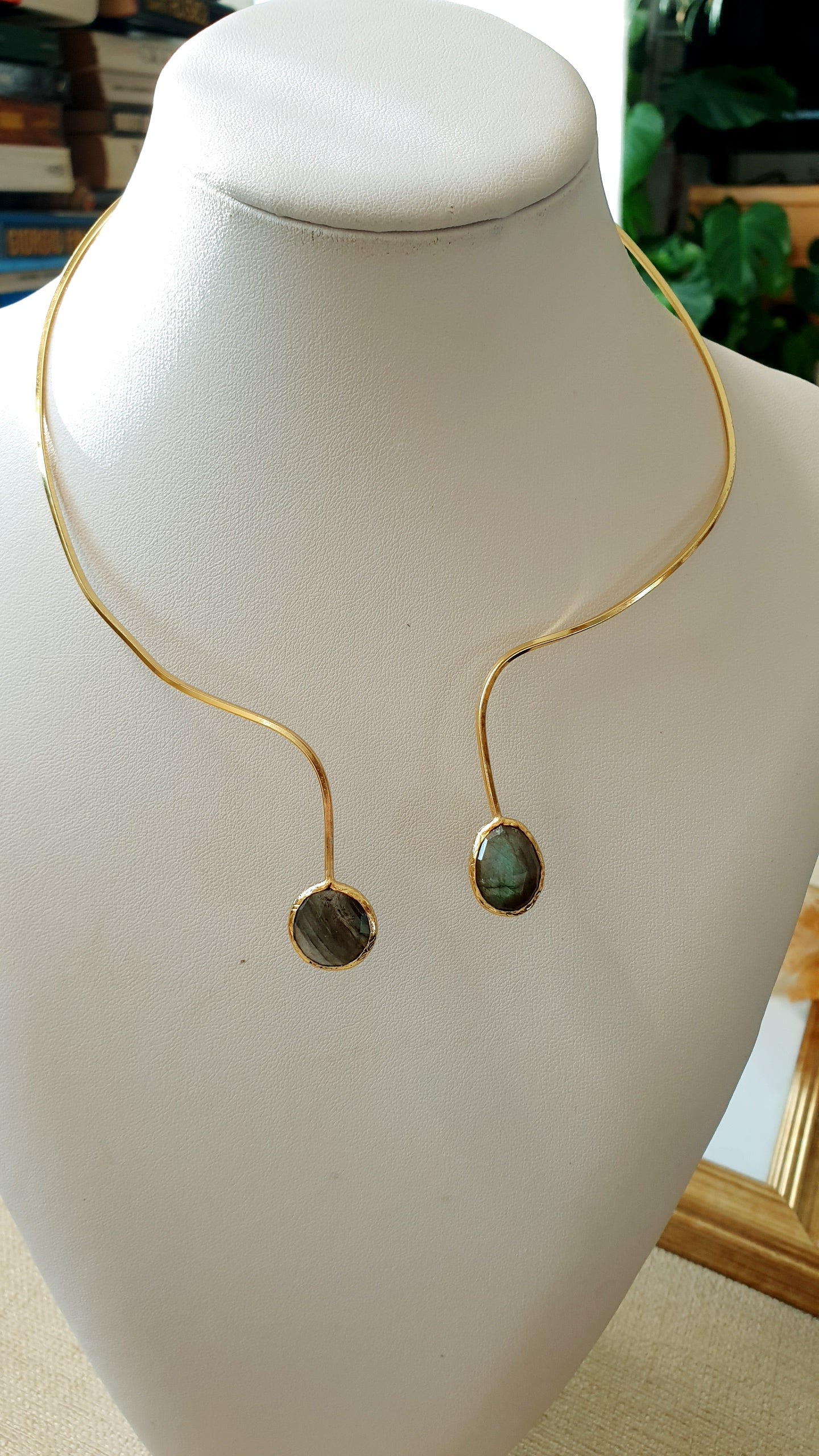 Girocollo in ottone con labradorite.