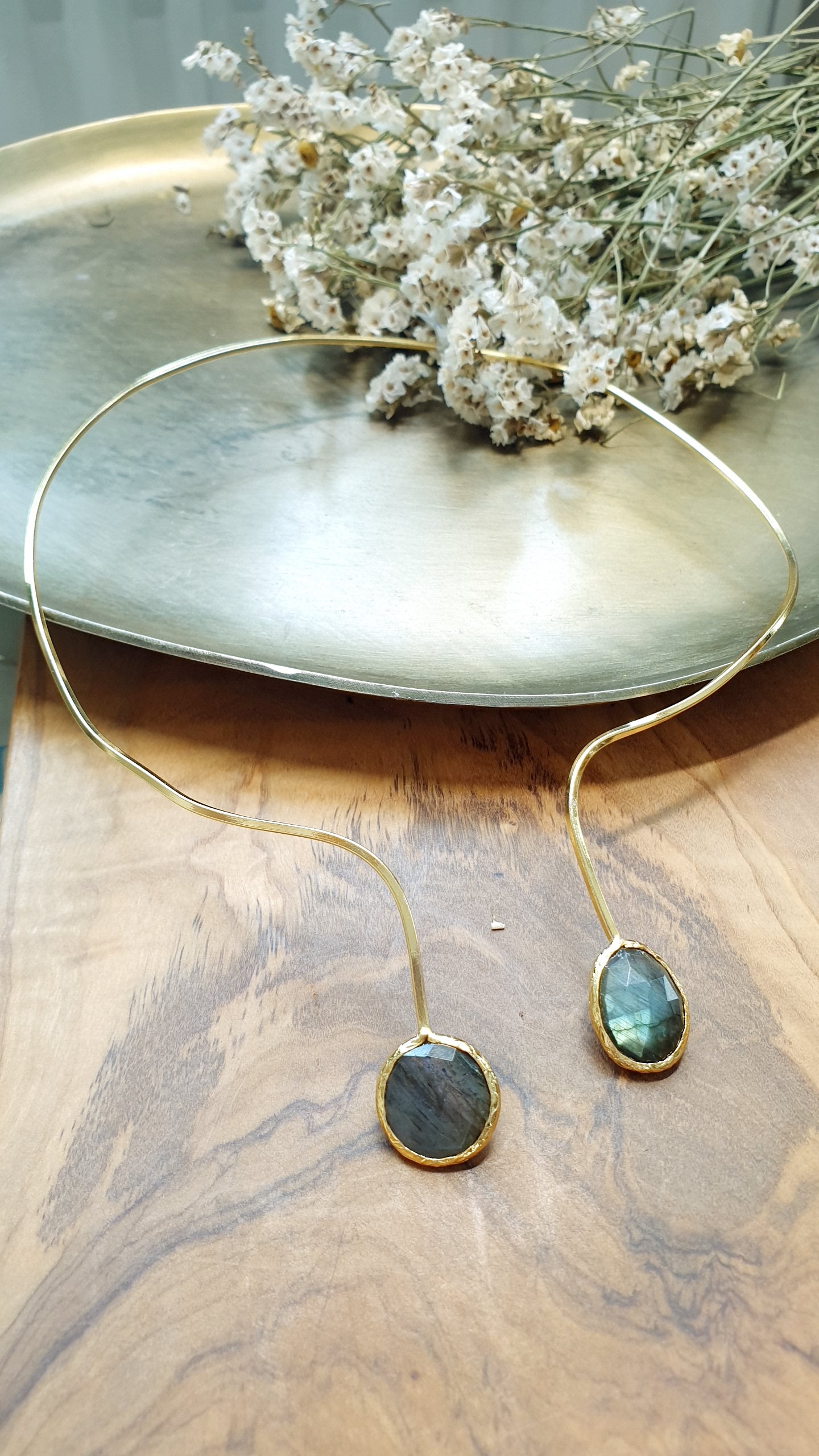 Girocollo in ottone con labradorite.