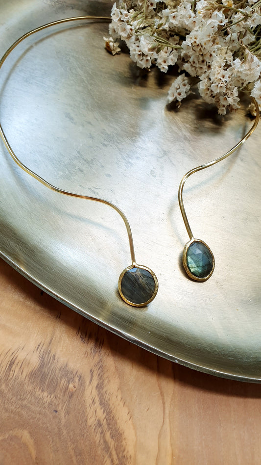 Girocollo in ottone con labradorite.