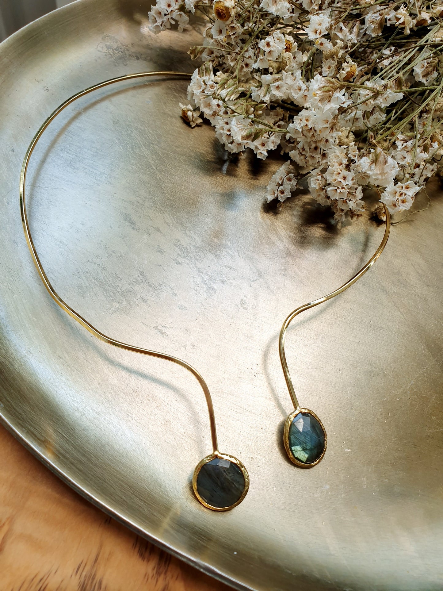 Girocollo in ottone con labradorite.