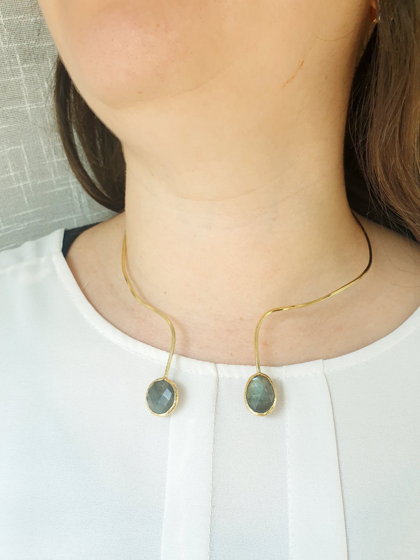 Girocollo in ottone con labradorite.
