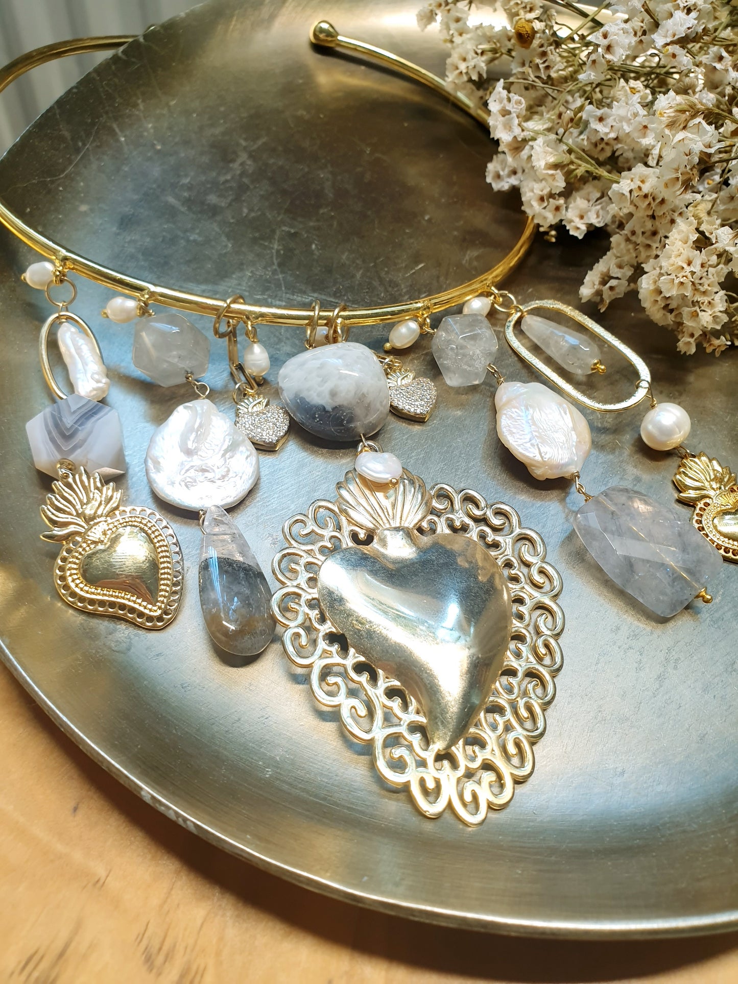 Girocollo in filo placcato oro con cuore sacro, perle e agate