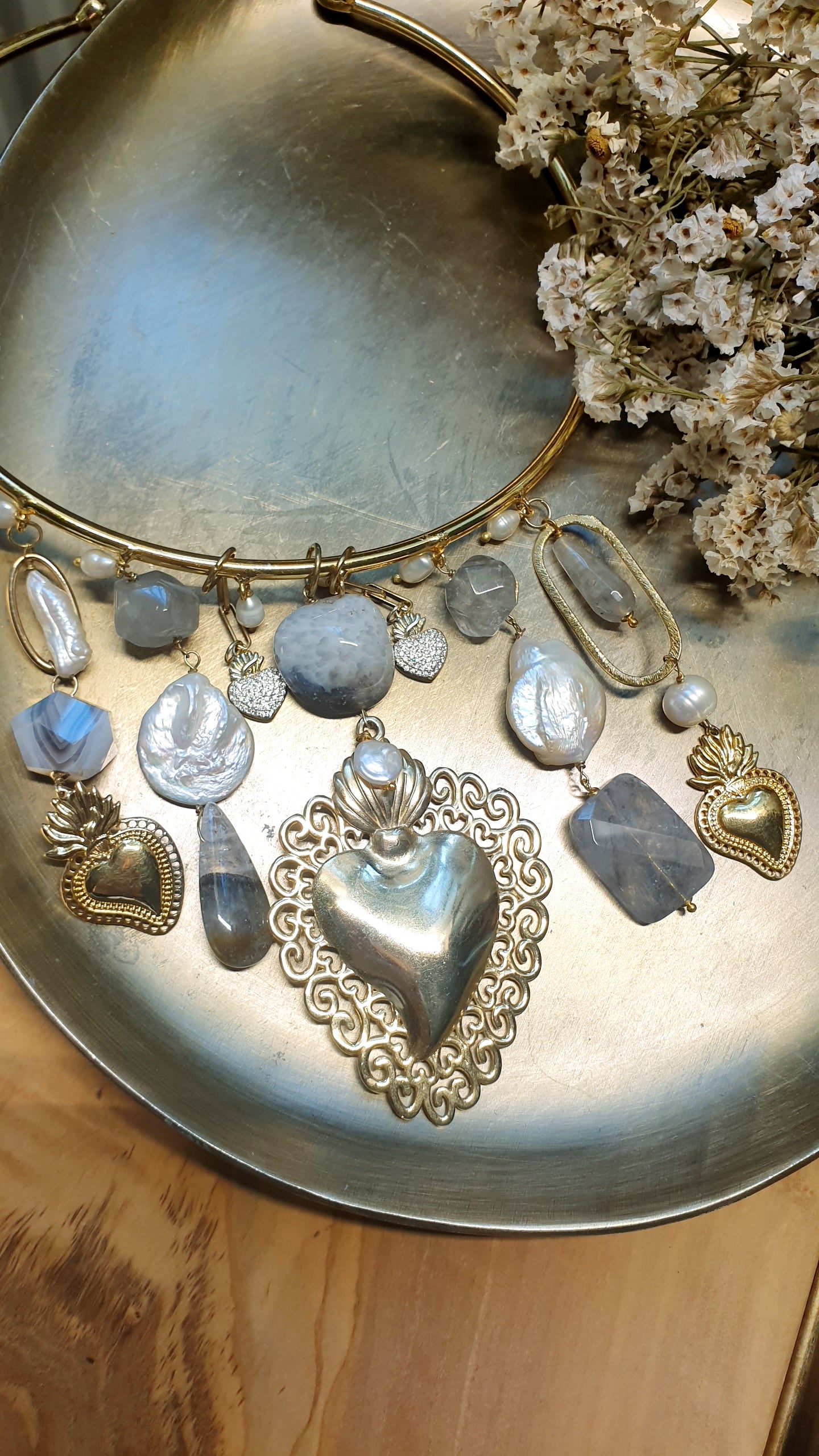 Girocollo in filo placcato oro con cuore sacro, perle e agate