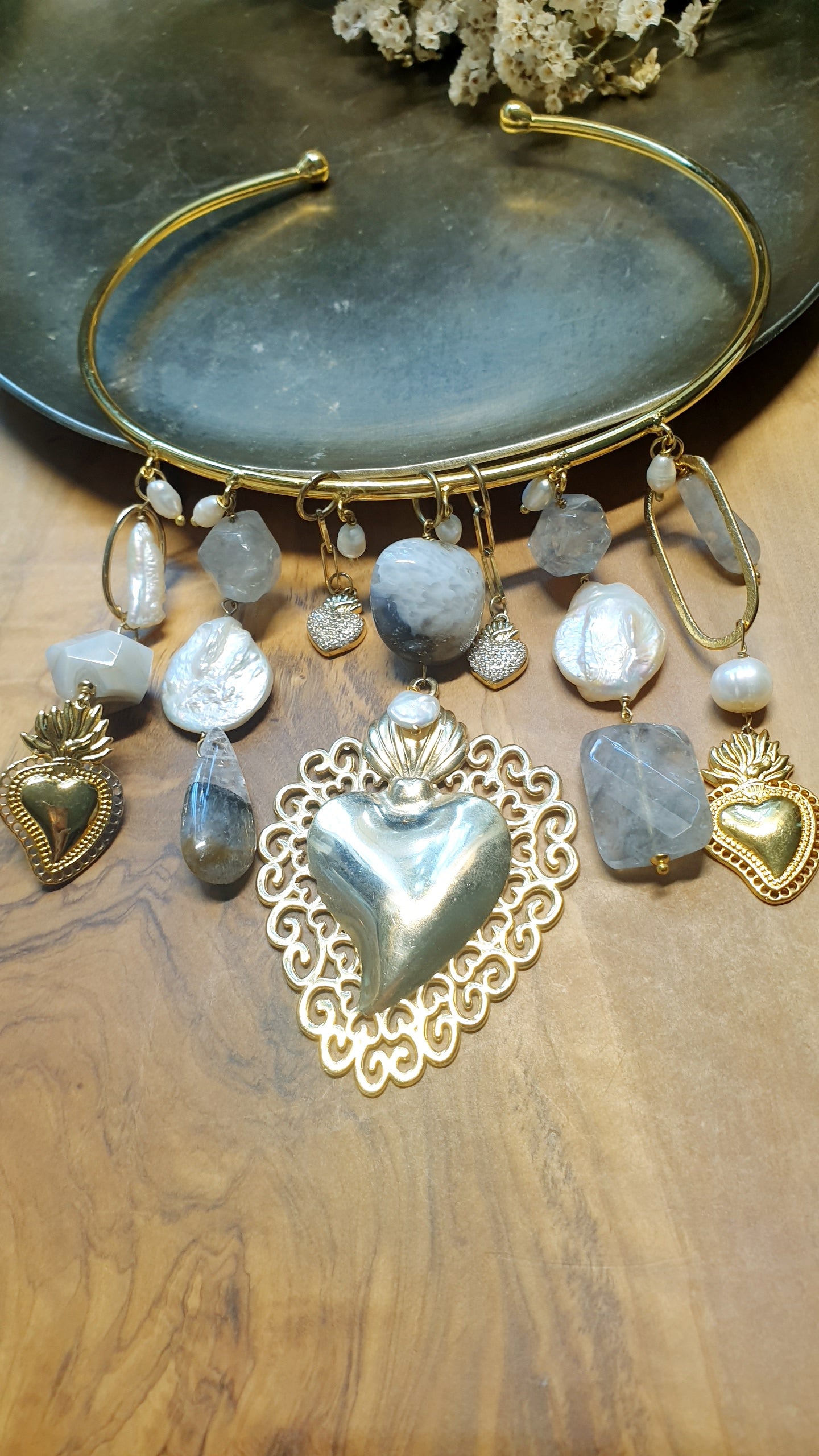 Girocollo in filo placcato oro con cuore sacro, perle e agate