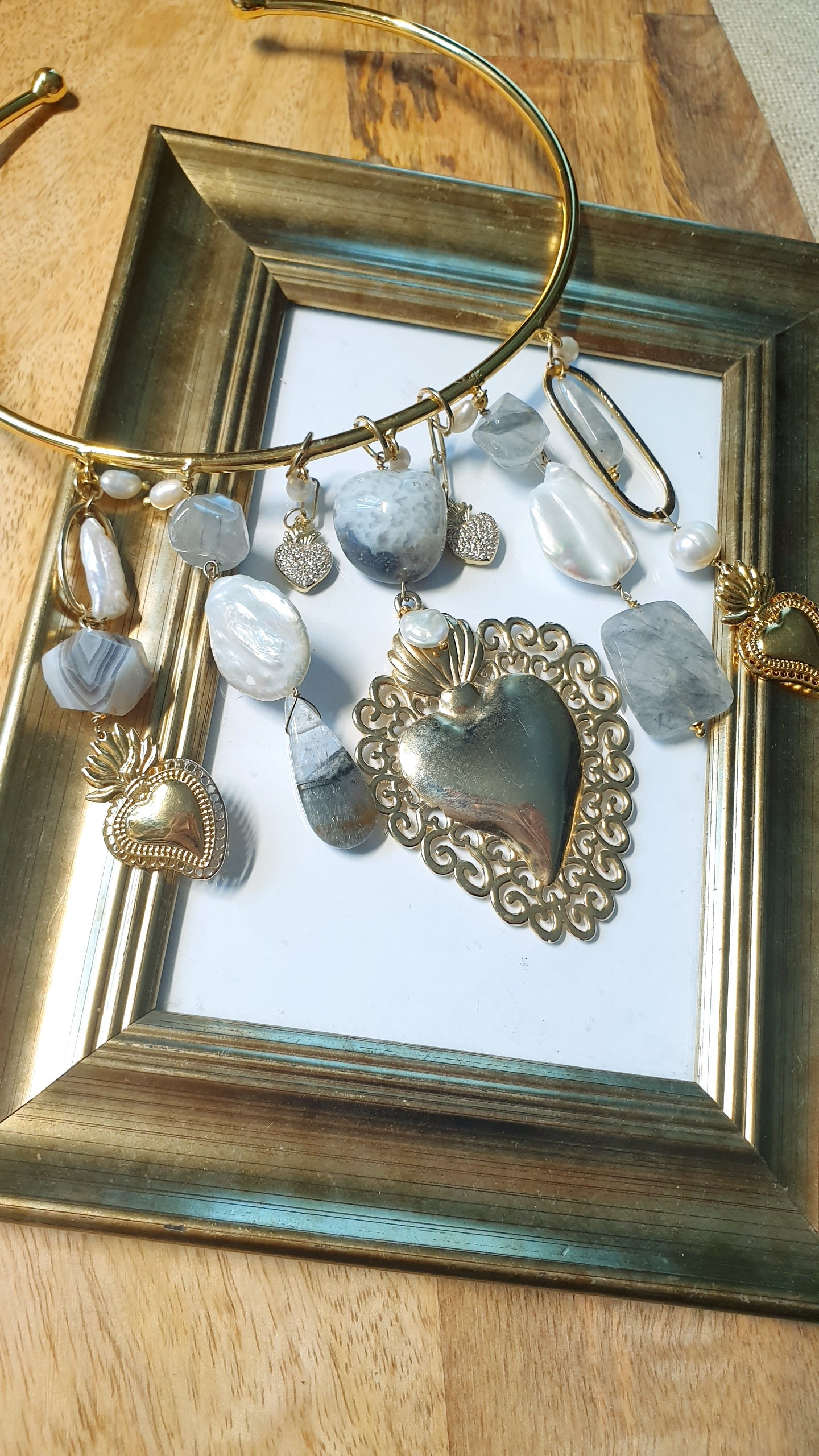 Girocollo in filo placcato oro con cuore sacro, perle e agate