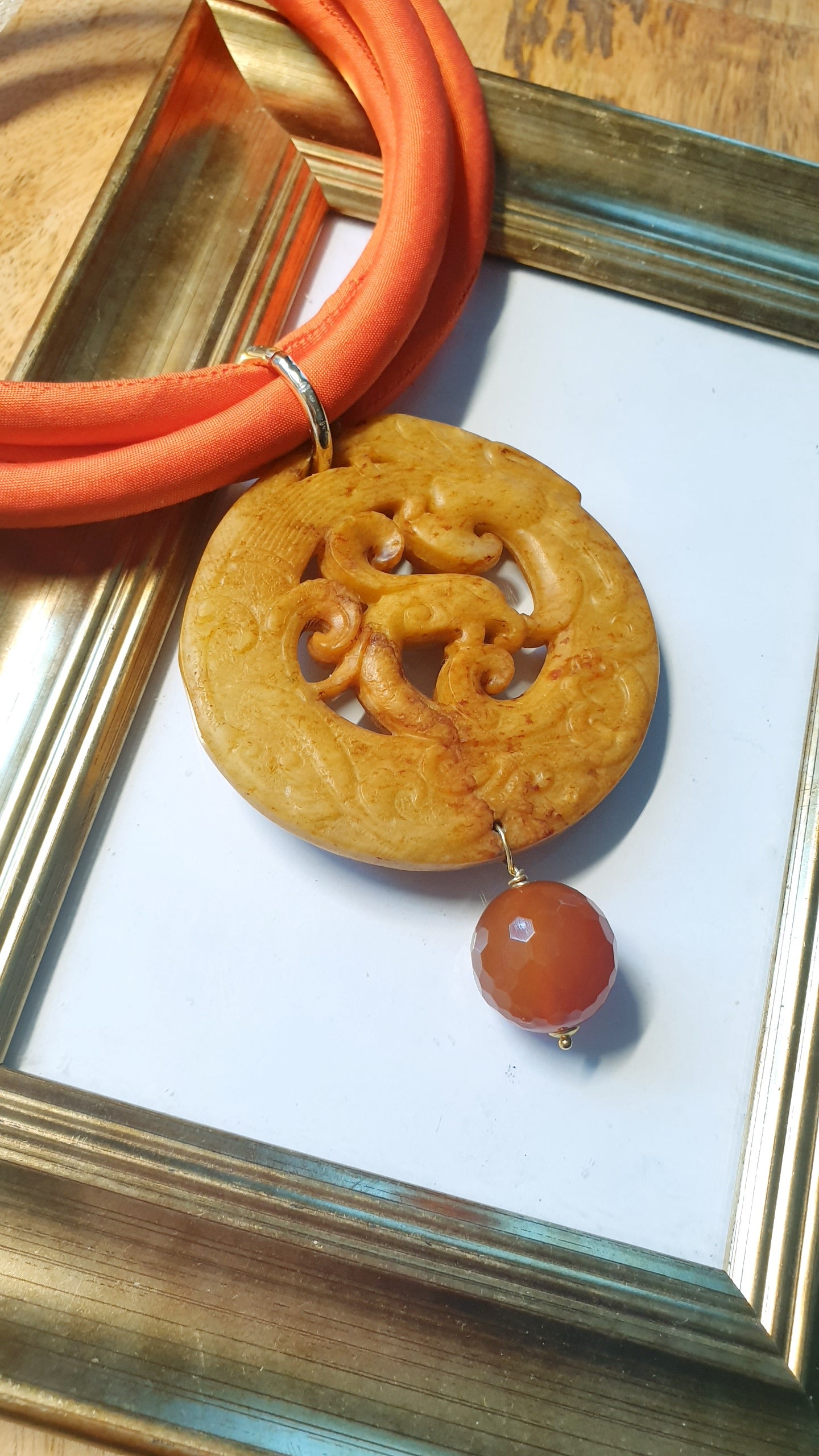Girocollo in seta con giada e corniola.