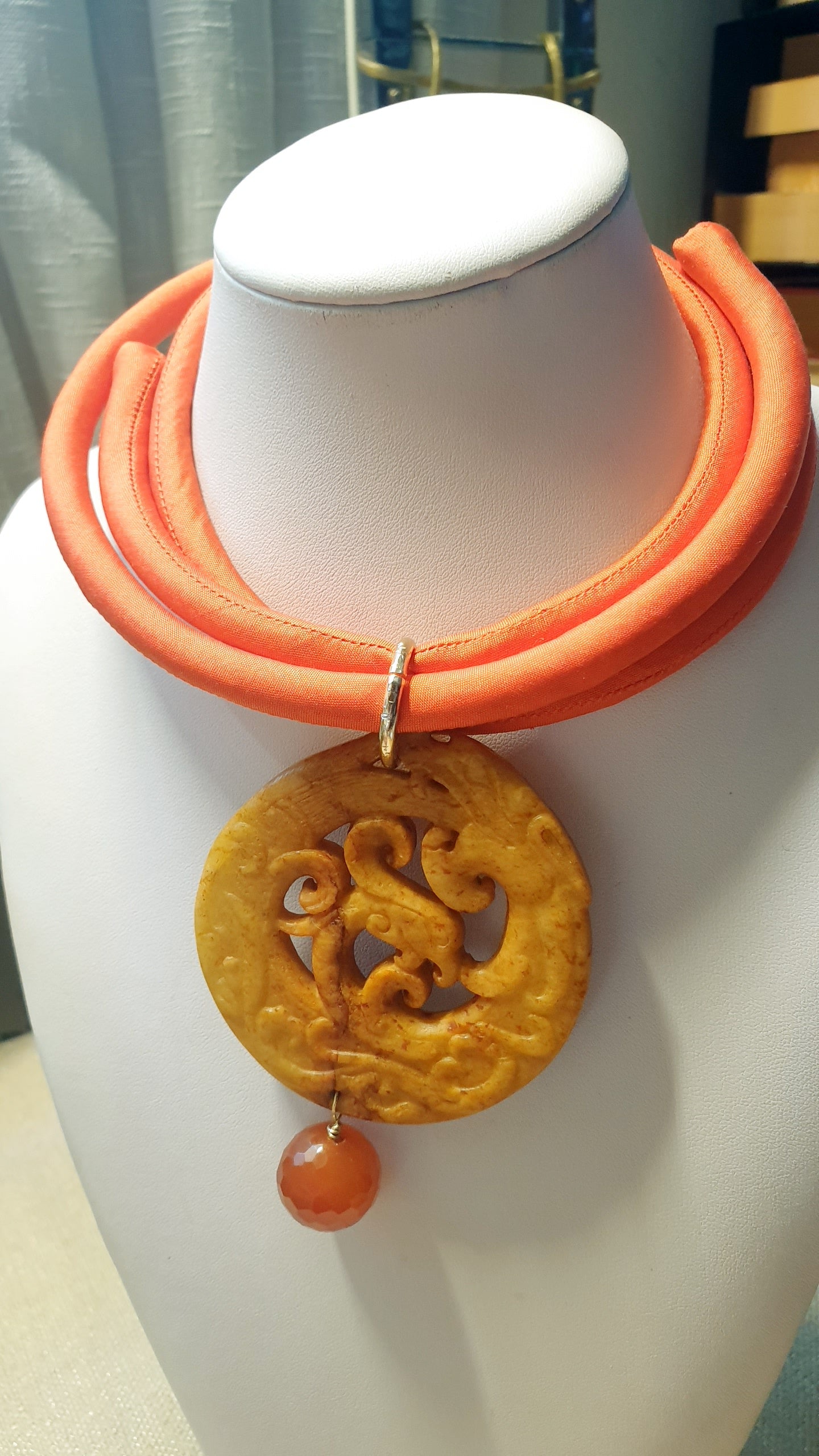 Girocollo in seta con giada e corniola.
