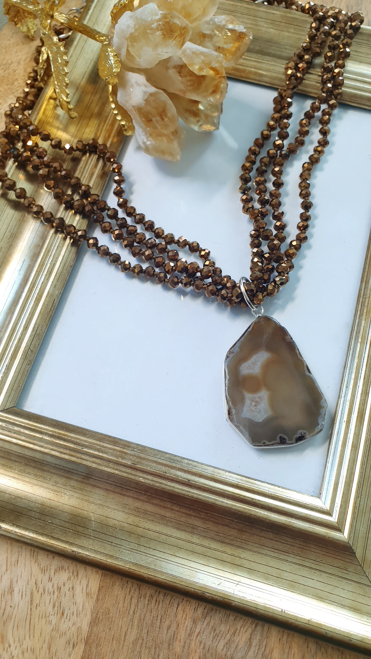 Collana di cristallini con fetta di agata