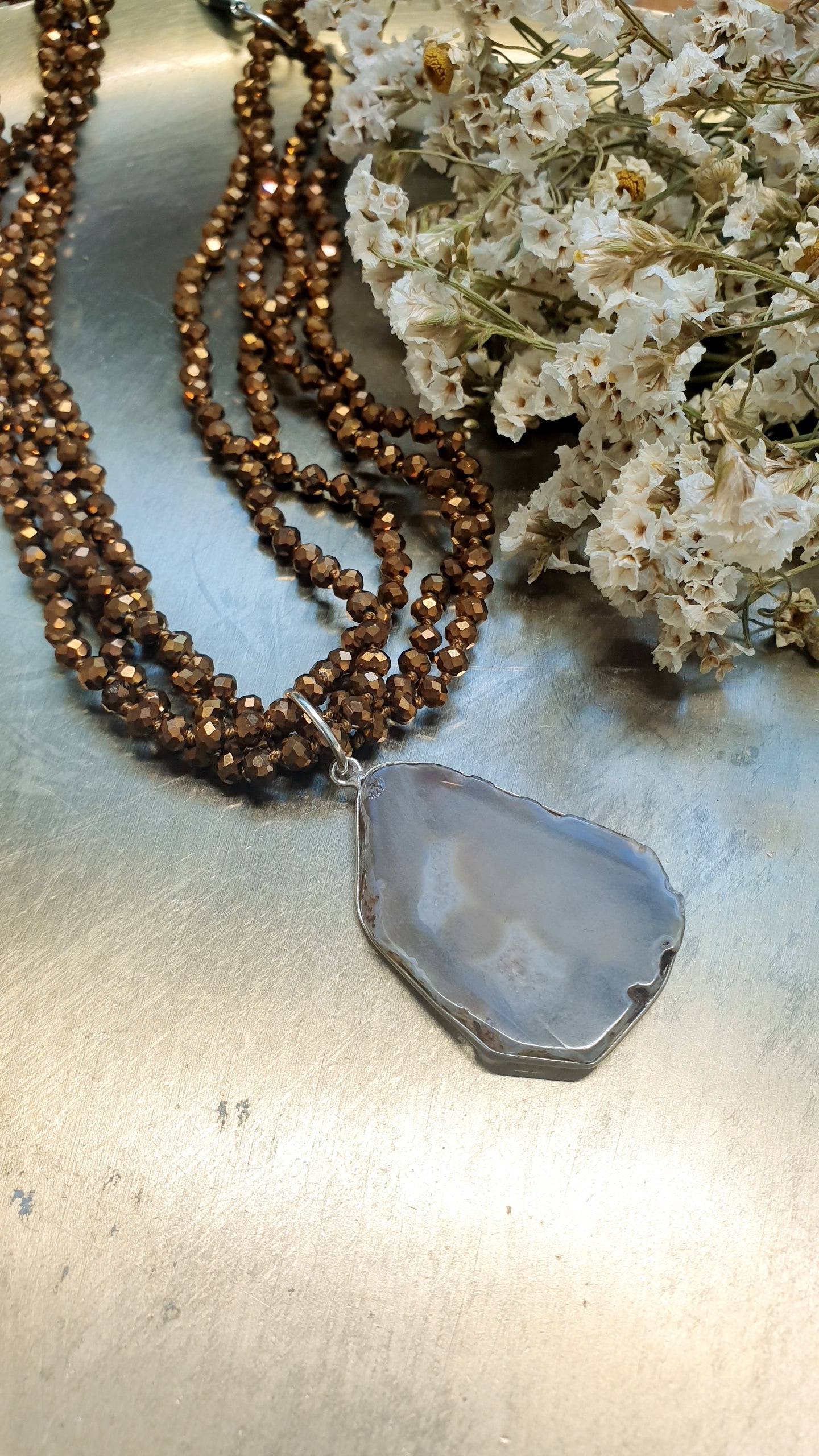 Collana di cristallini con fetta di agata
