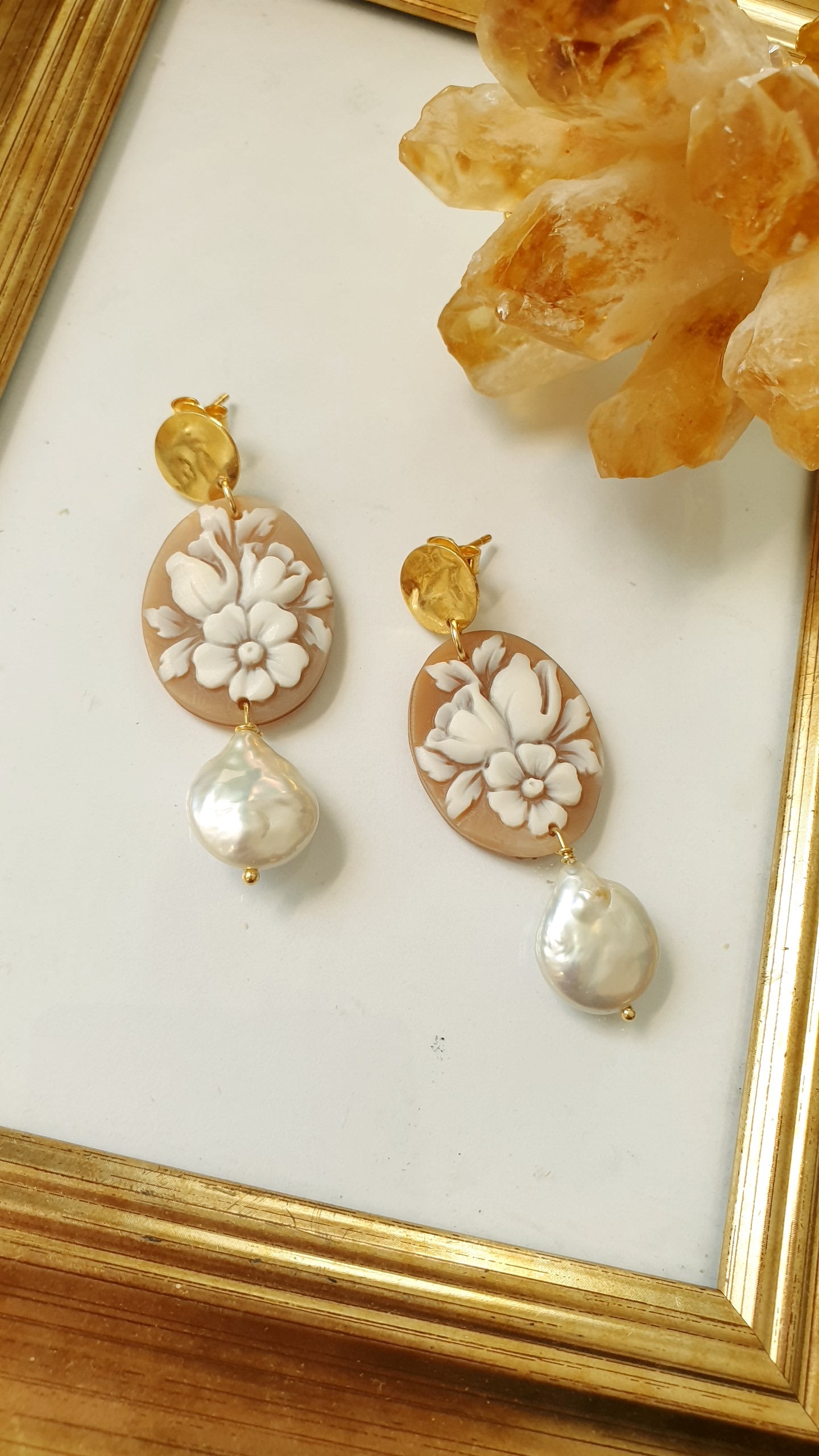 Orecchini in argento con cammei floreali