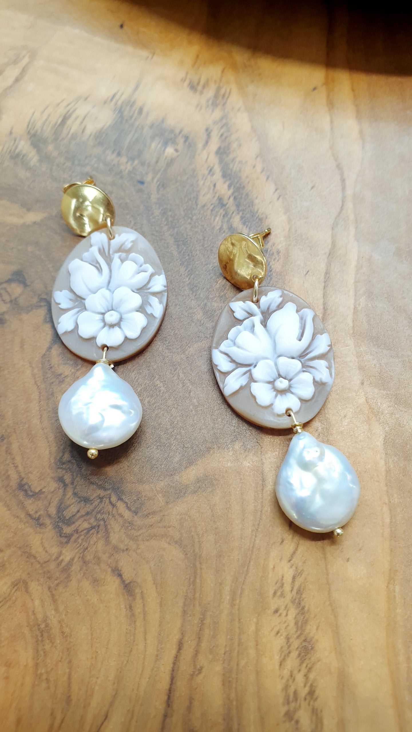 Orecchini in argento con cammei floreali