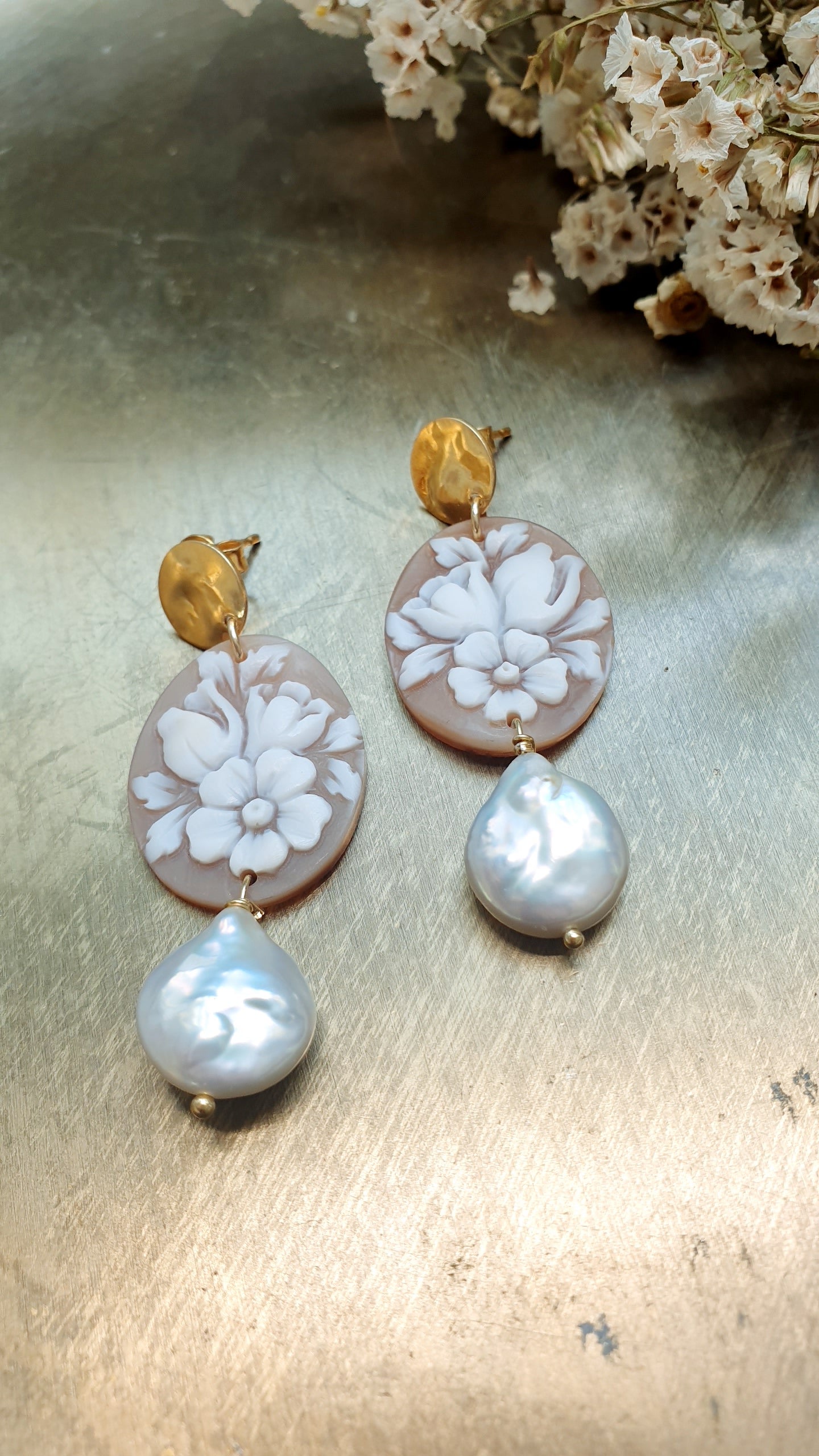 Orecchini in argento con cammei floreali