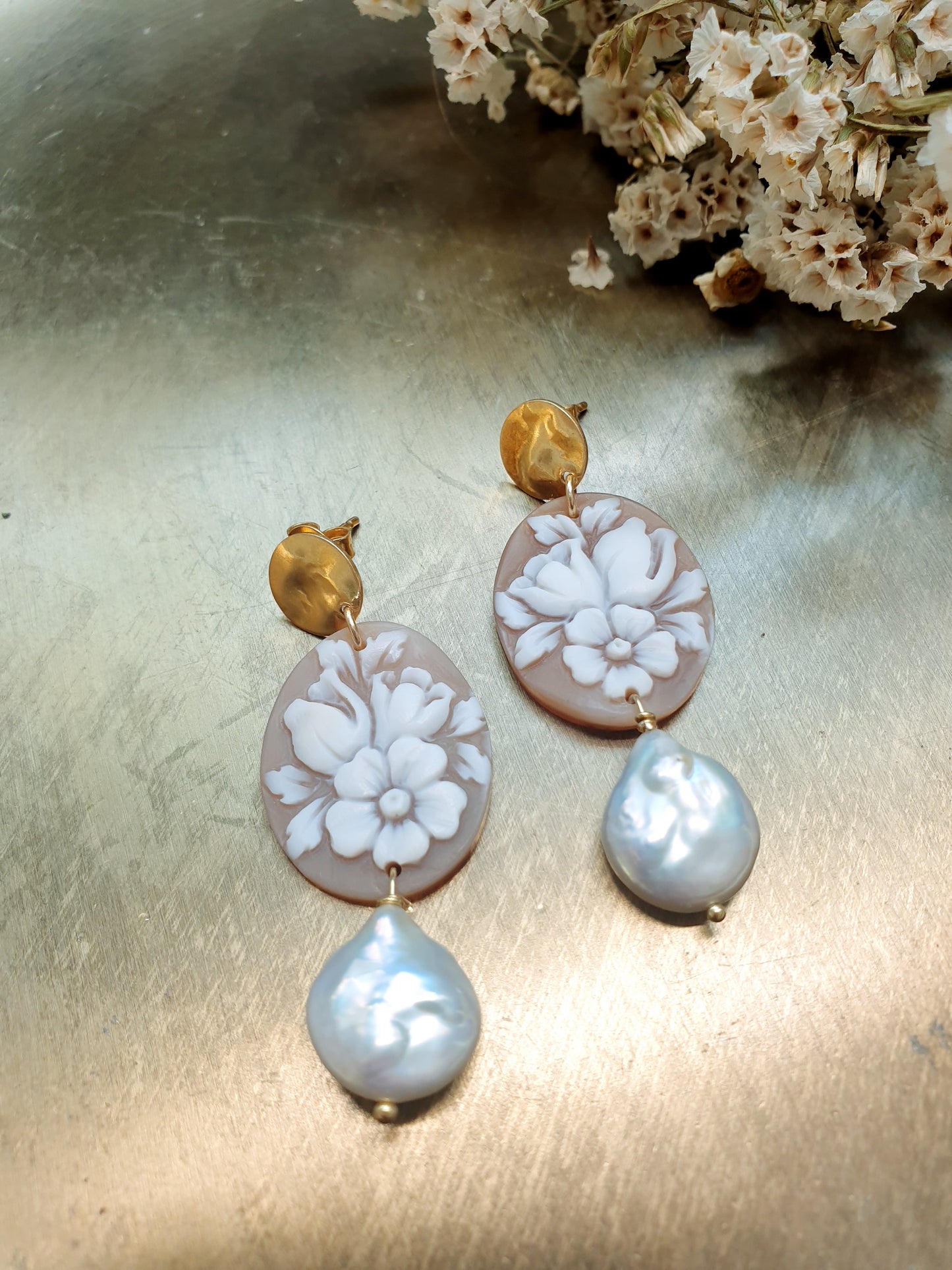 Orecchini in argento con cammei floreali