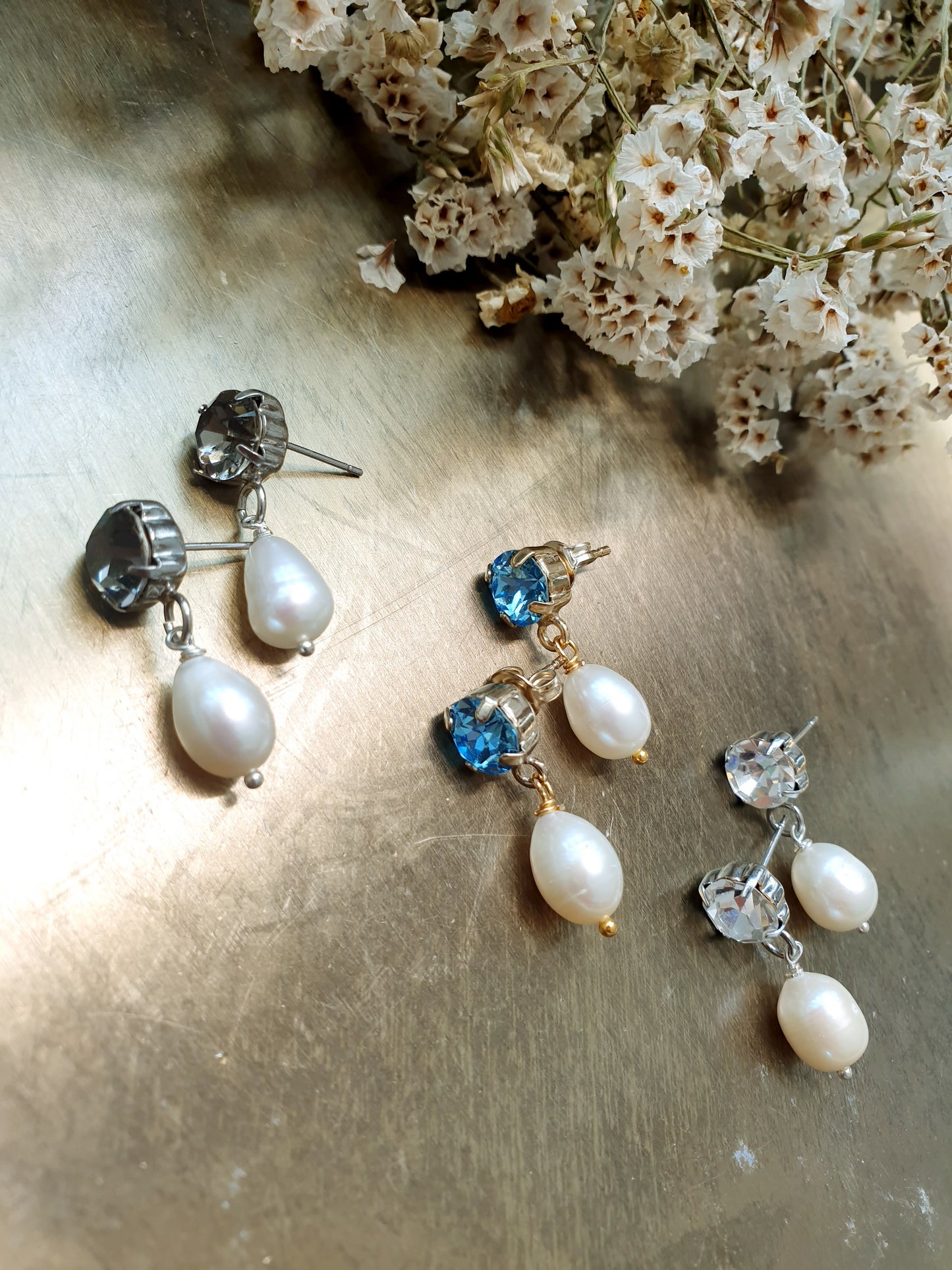 Orecchini in ottone con cristalli e perle