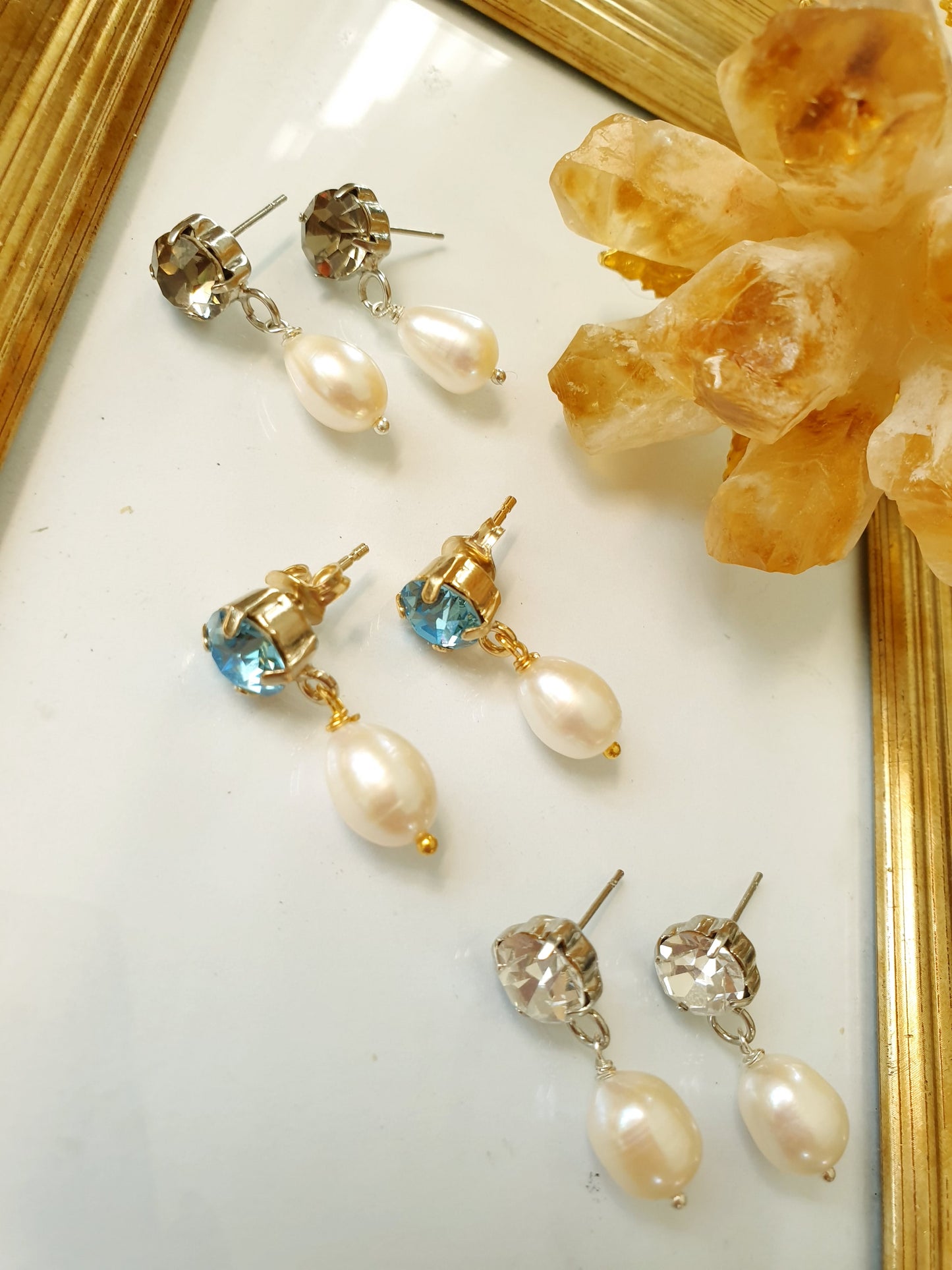 Orecchini in ottone con cristalli e perle