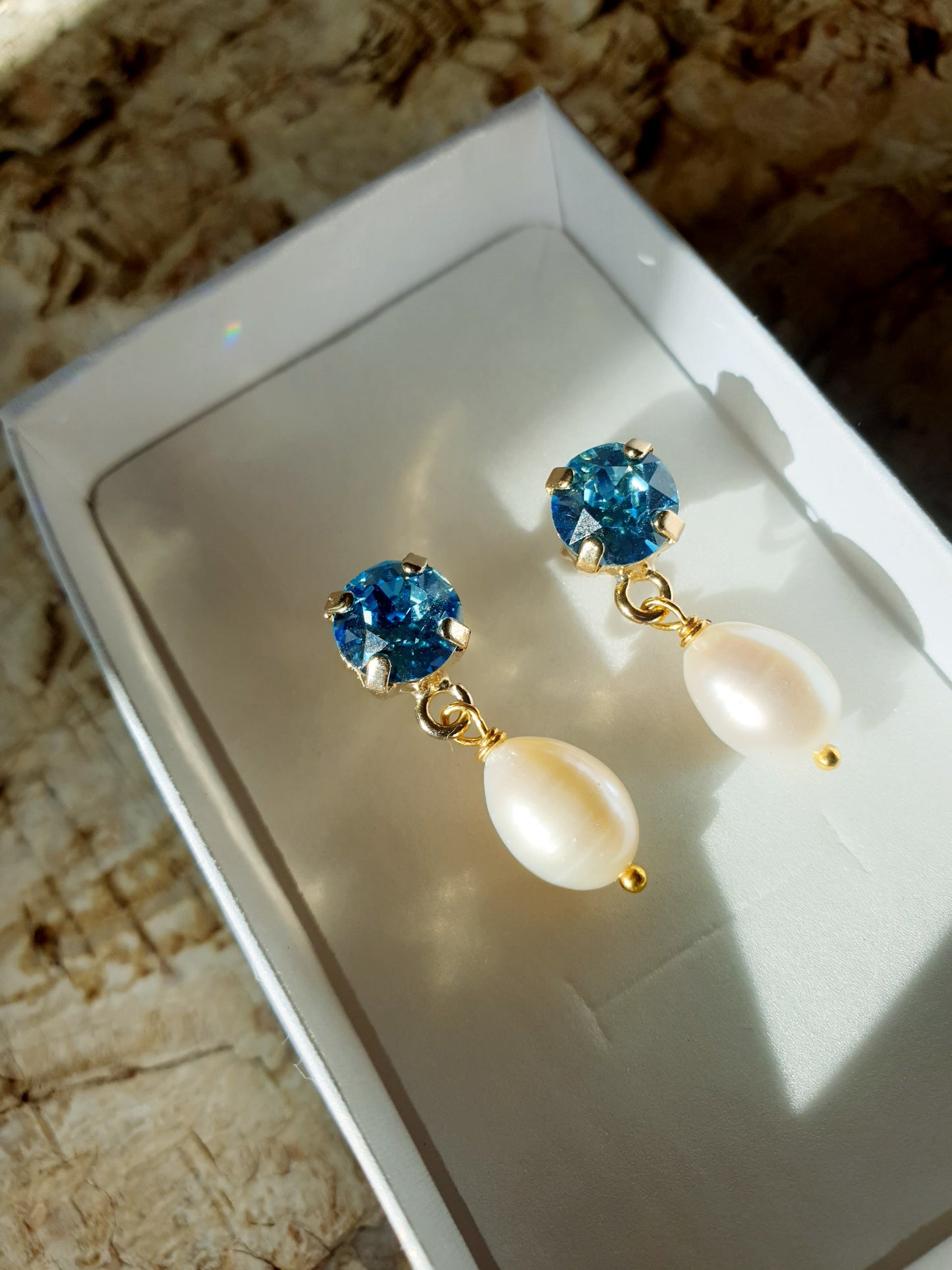 Orecchini in ottone con cristalli e perle