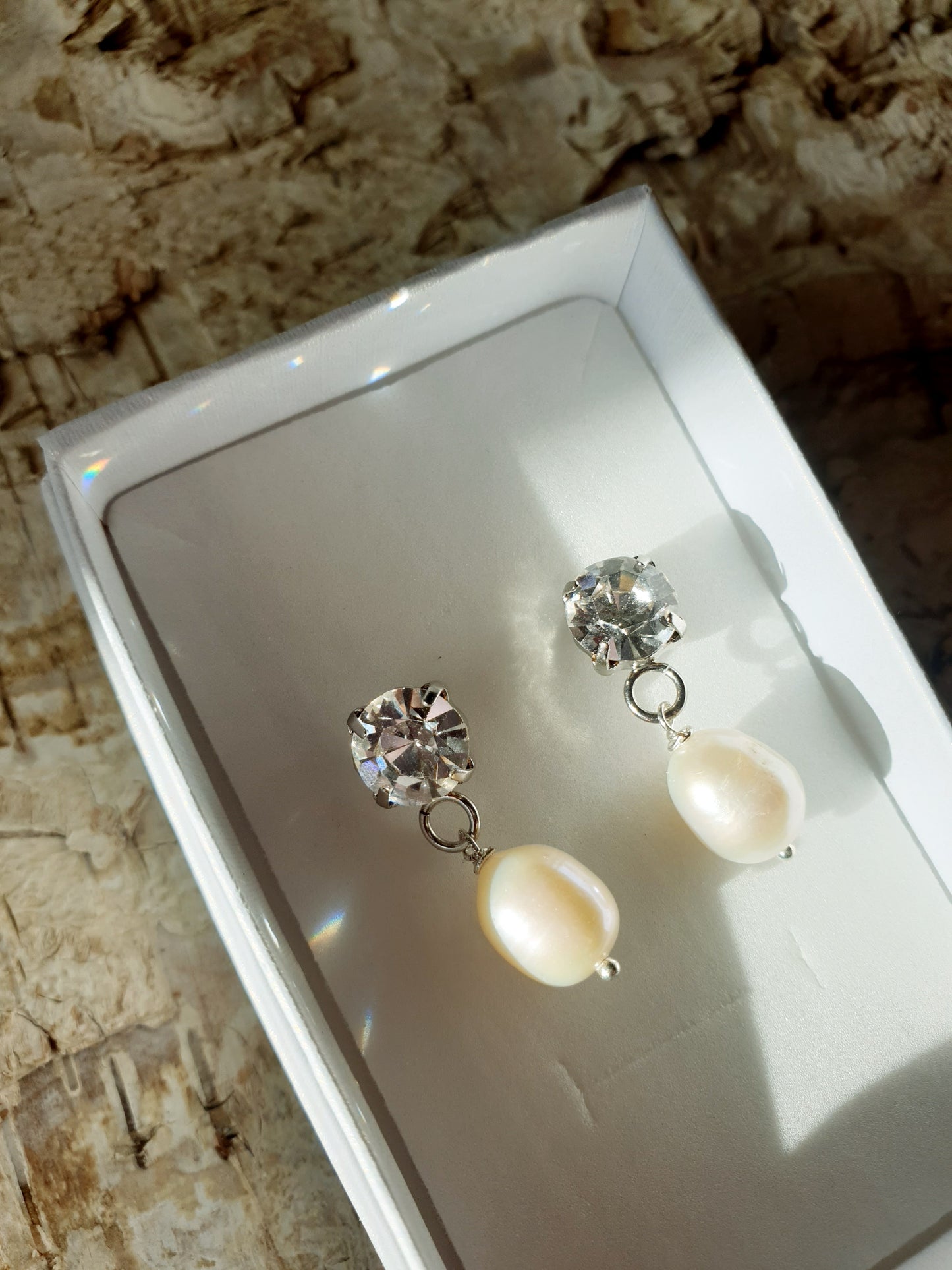 Orecchini in ottone con cristalli e perle