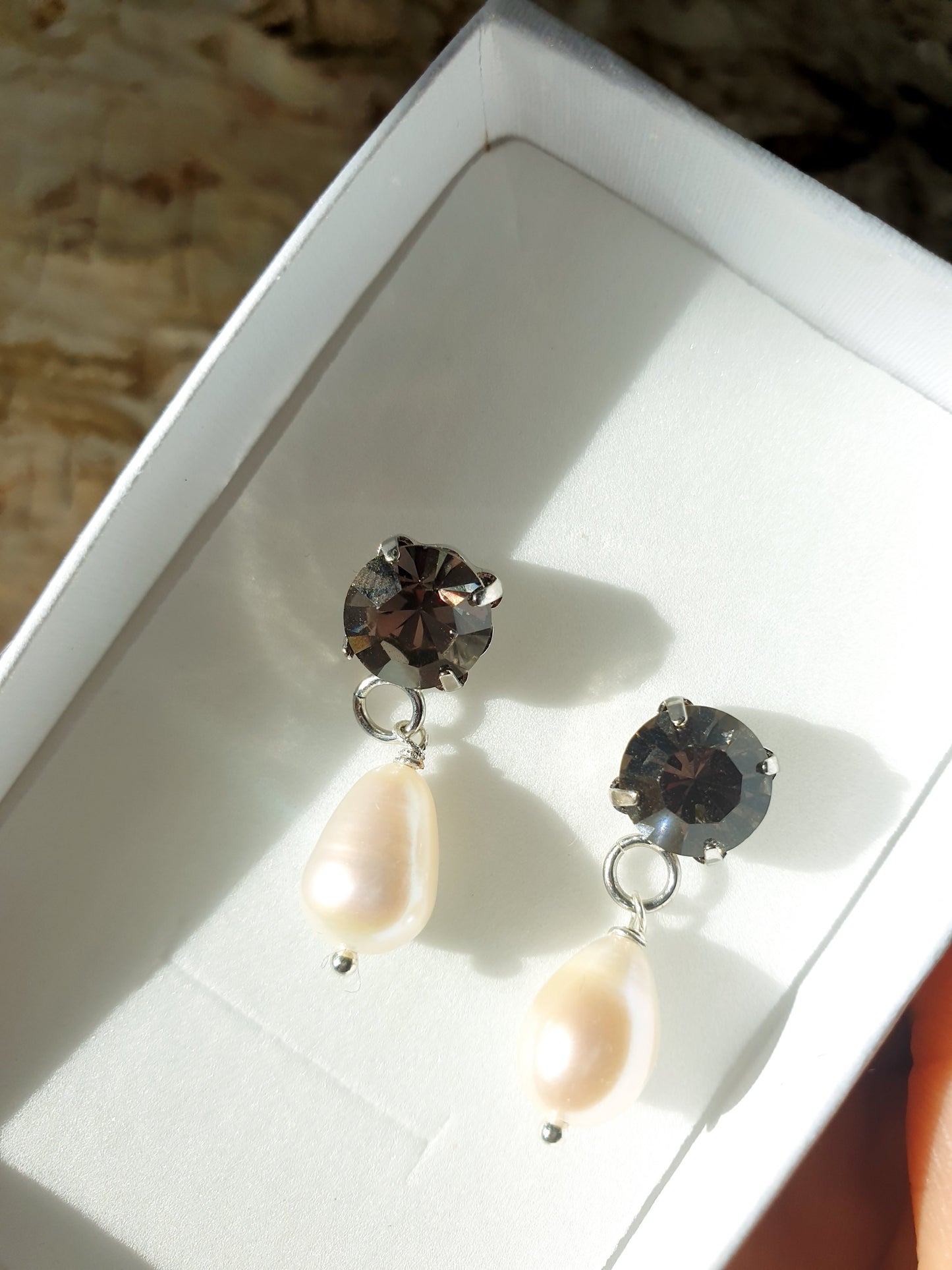 Orecchini in ottone con cristalli e perle