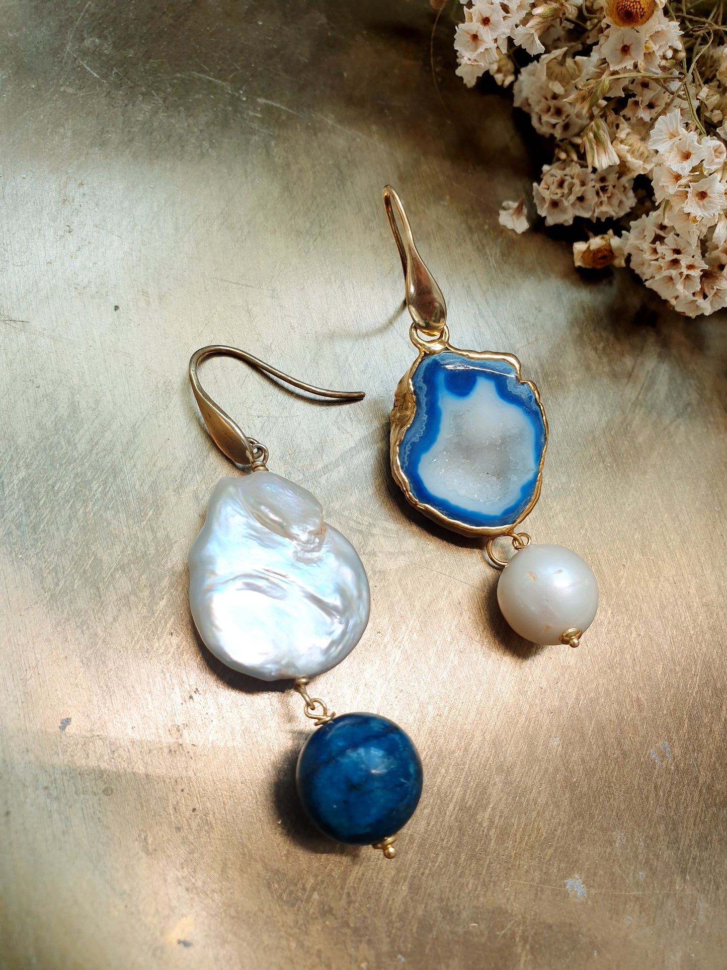 Orecchini in ottone con drusa, perle, apatite