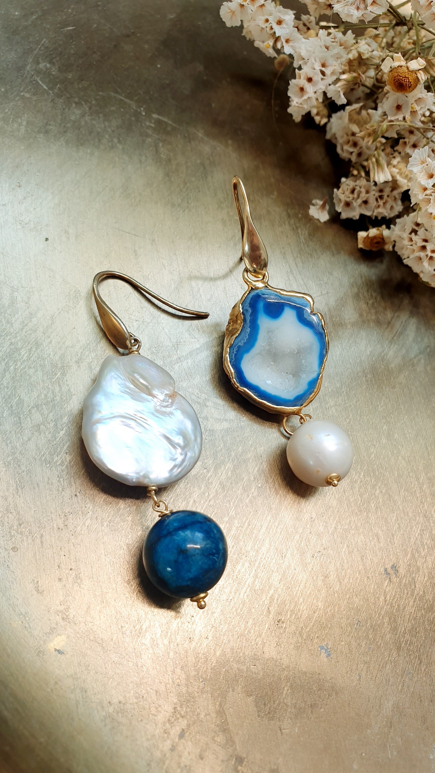 Orecchini in ottone con drusa, perle, apatite