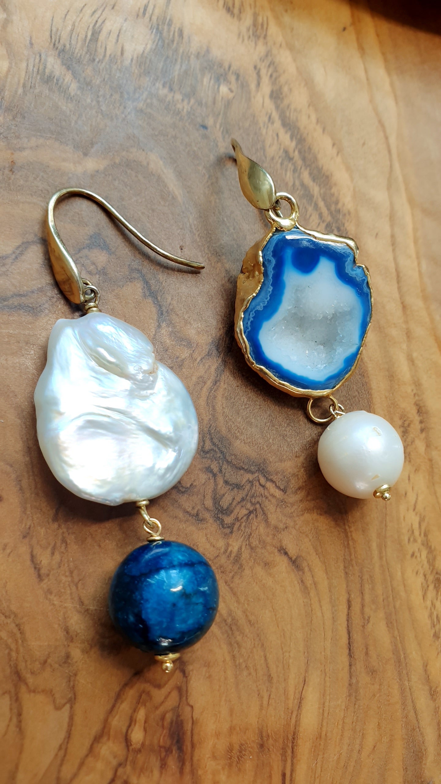 Orecchini in ottone con drusa, perle, apatite