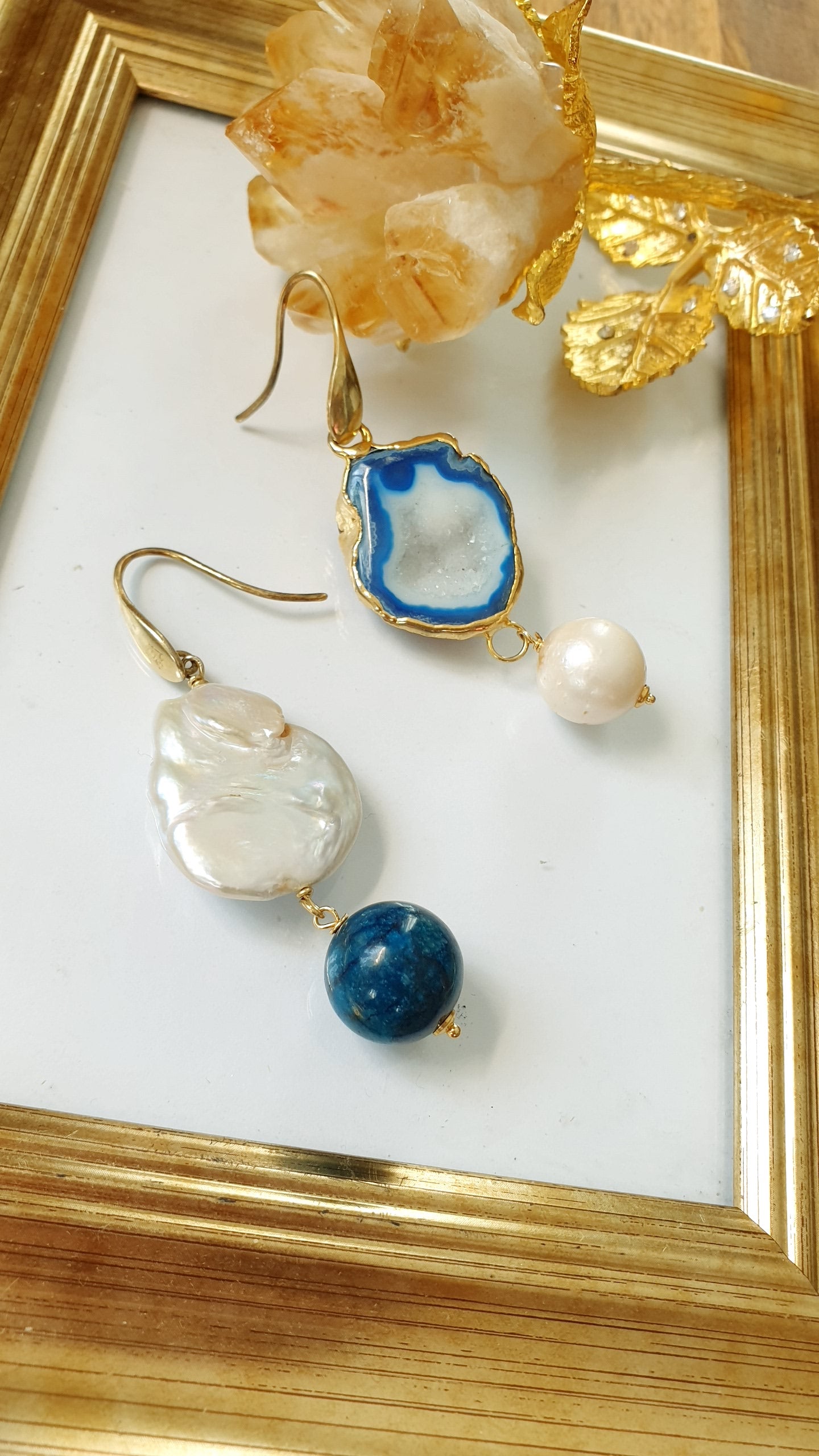 Orecchini in ottone con drusa, perle, apatite