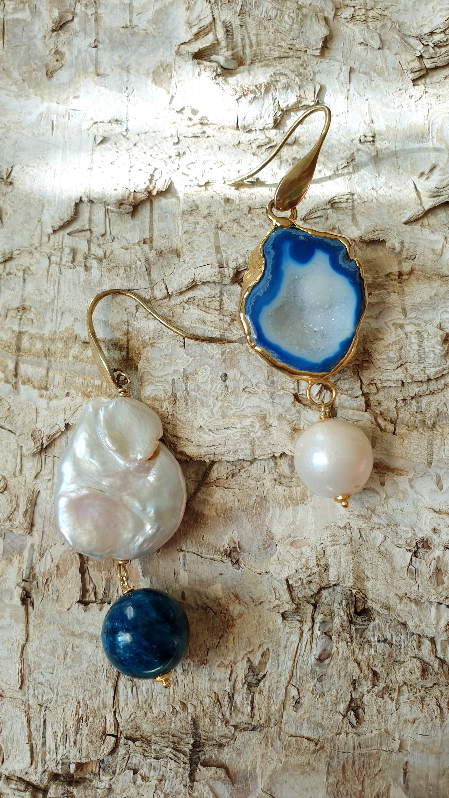 Orecchini in ottone con drusa, perle, apatite