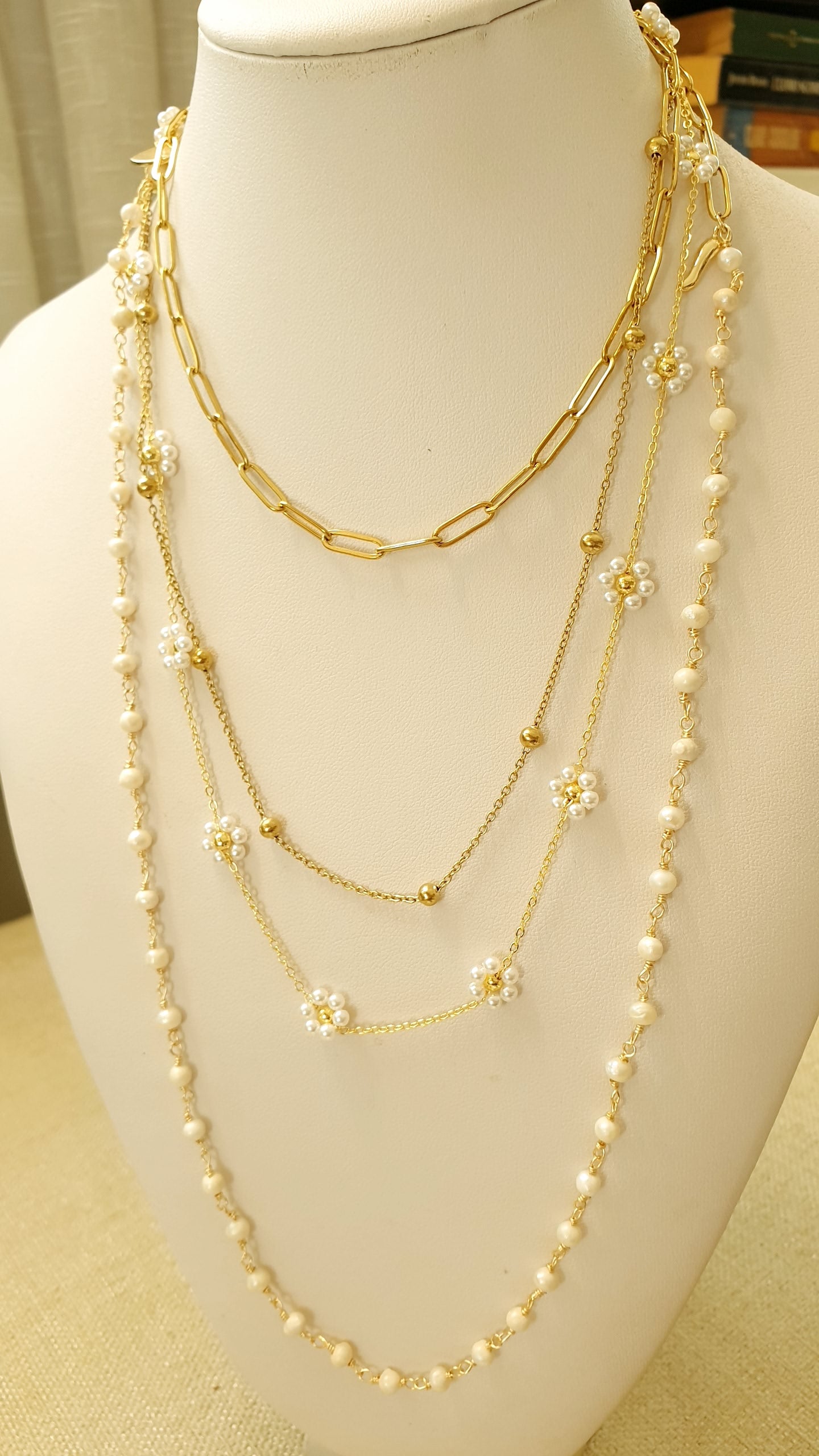 Lunghissima collana in metallo con perline e charms