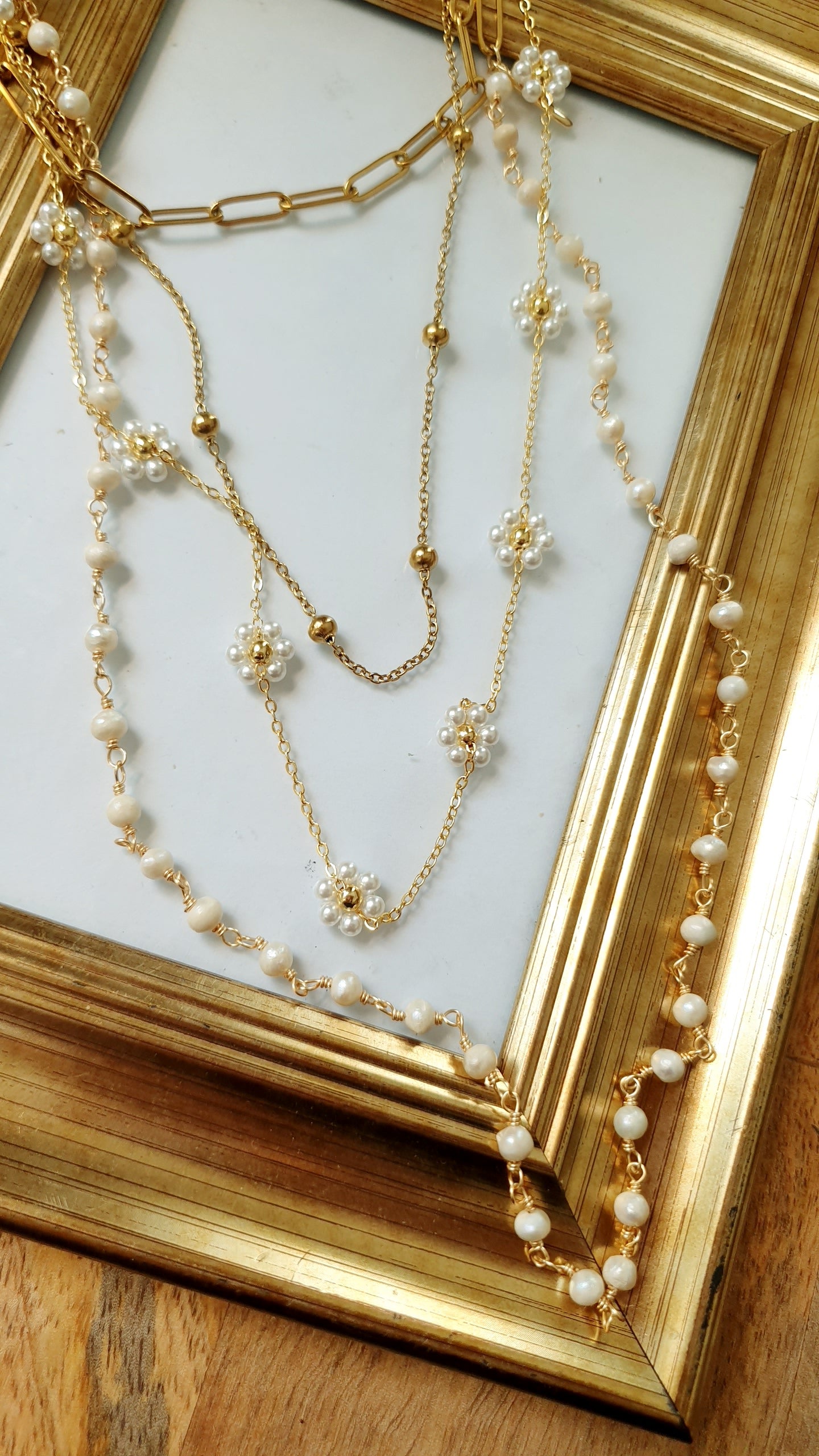 Lunghissima collana in metallo con perline e charms