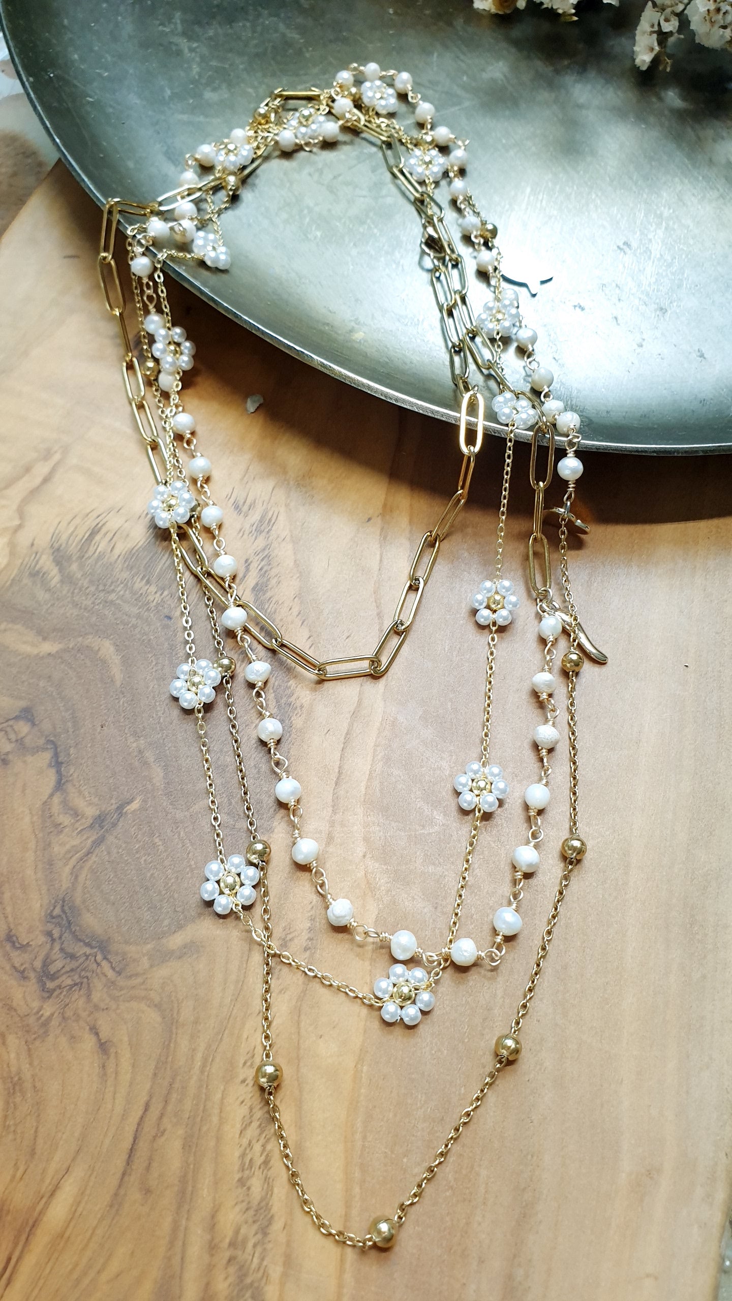 Lunghissima collana in metallo con perline e charms