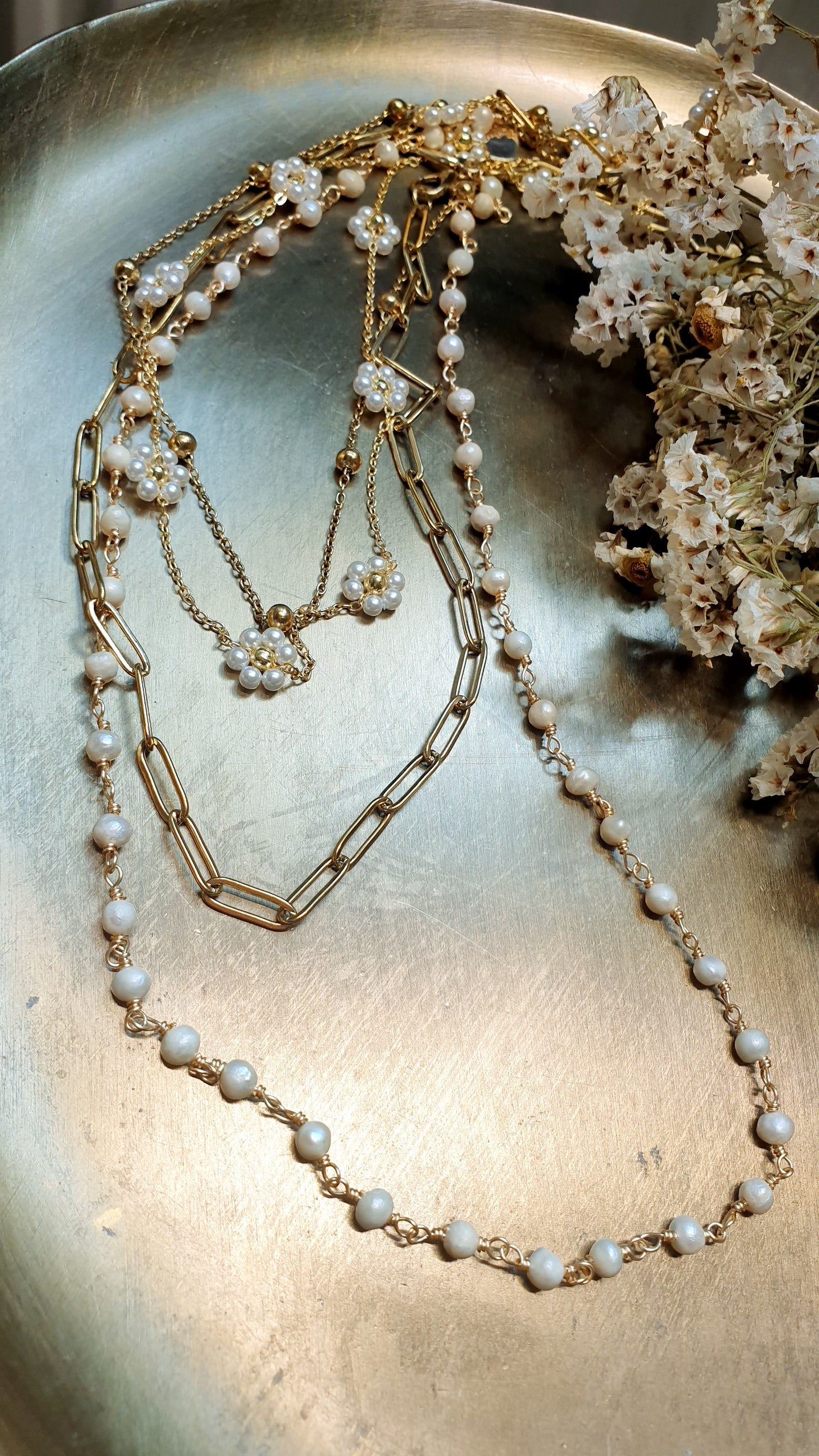 Lunghissima collana in metallo con perline e charms