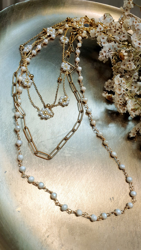 Lunghissima collana in metallo con perline e charms