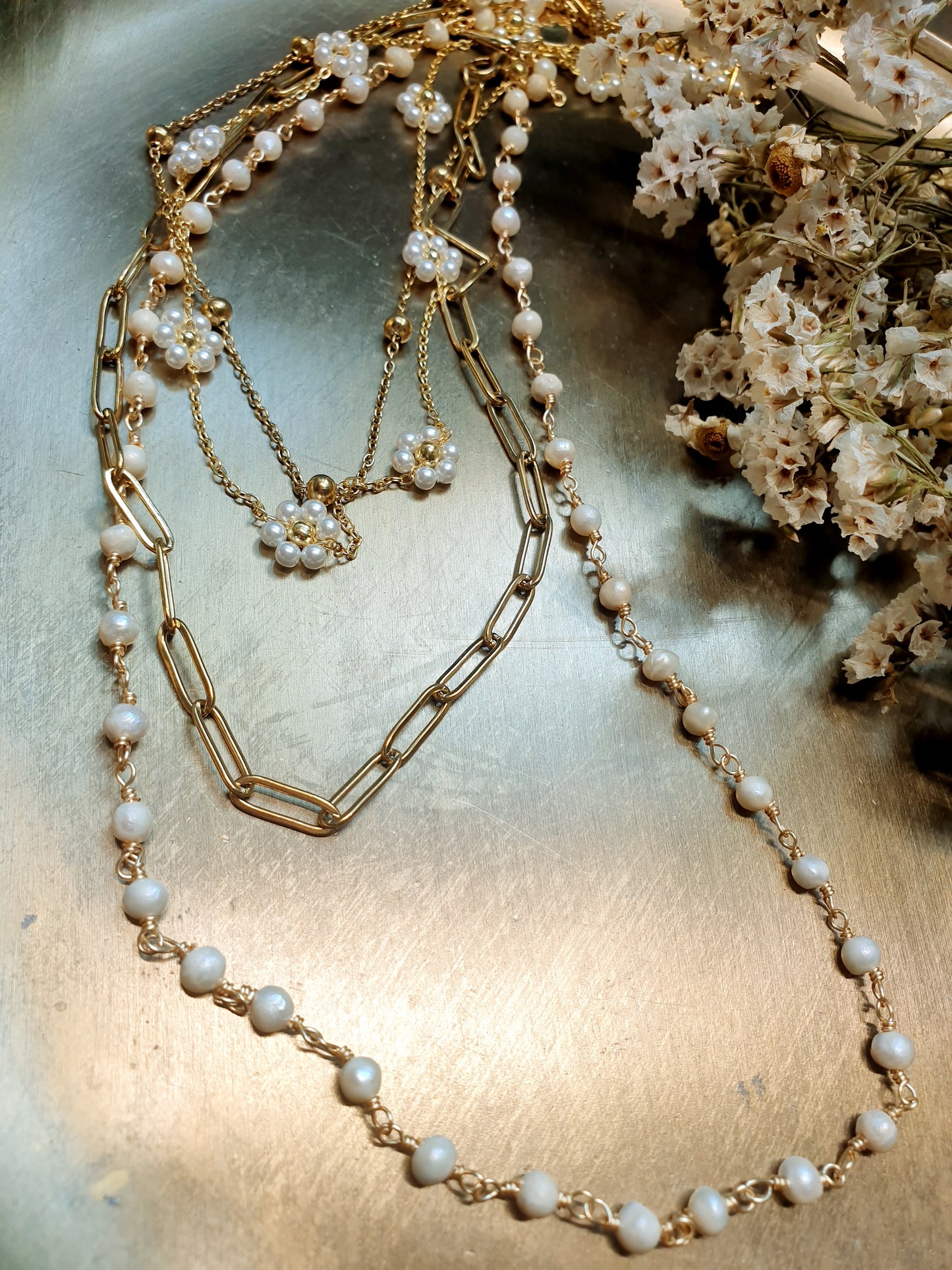 Lunghissima collana in metallo con perline e charms