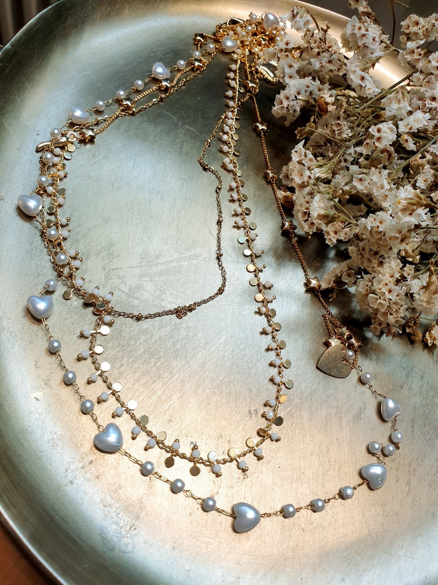 Collana lunghissima in metallo con catene, perline a cuore, charms