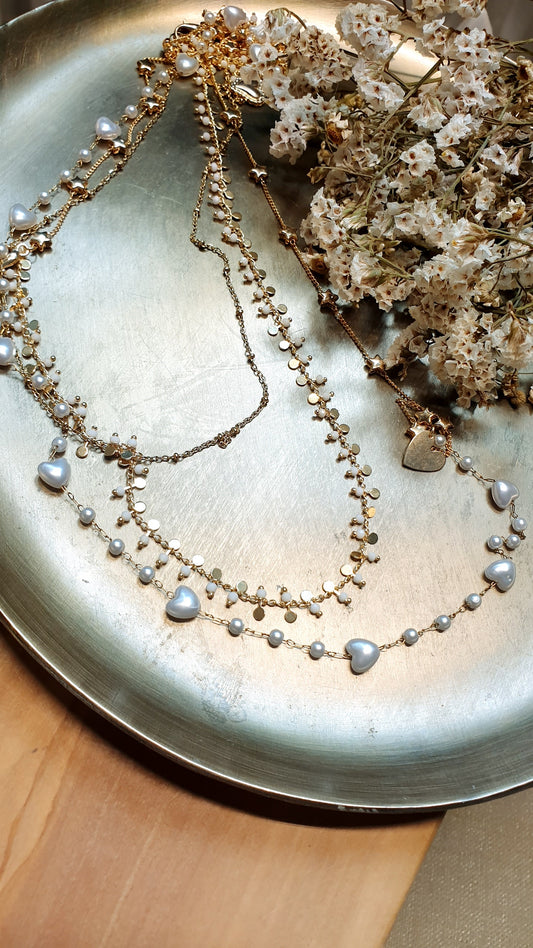 Collana lunghissima in metallo con catene, perline a cuore, charms