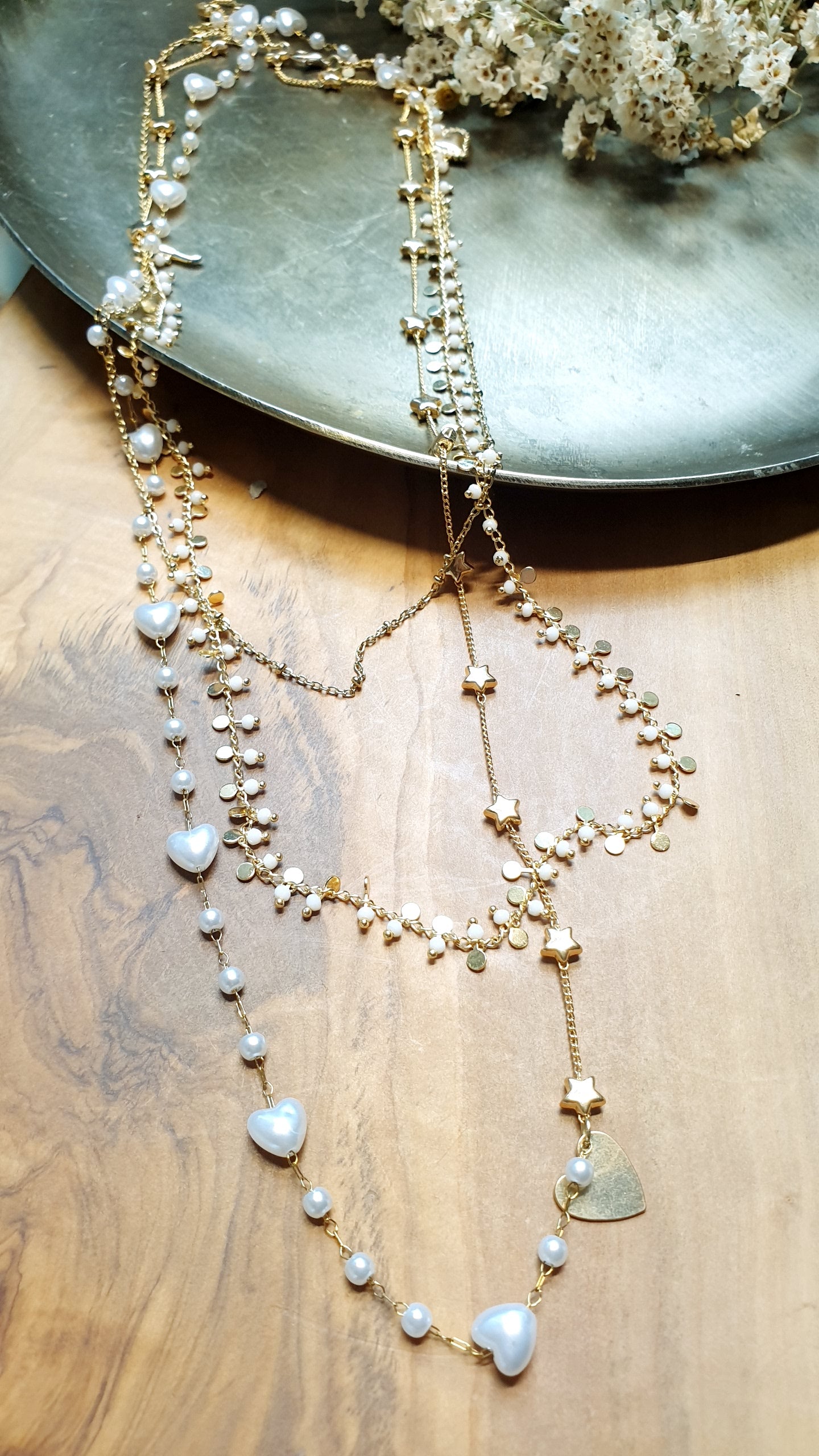 Collana lunghissima in metallo con catene, perline a cuore, charms