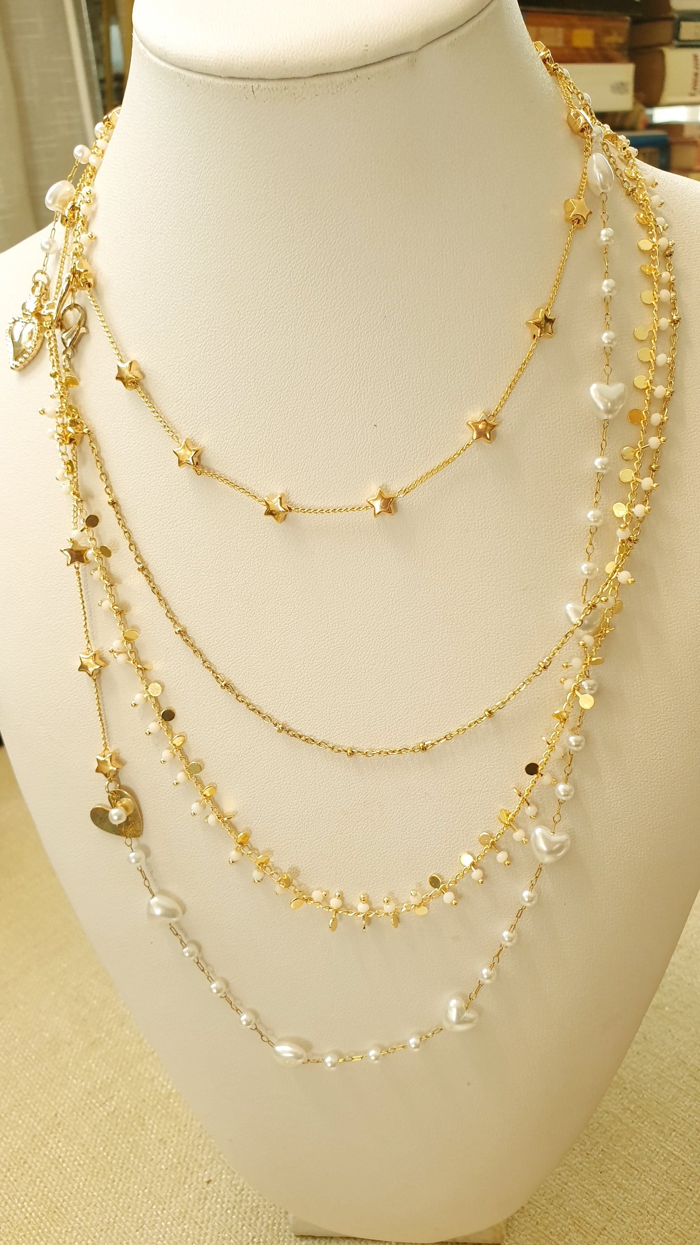 Collana lunghissima in metallo con catene, perline a cuore, charms